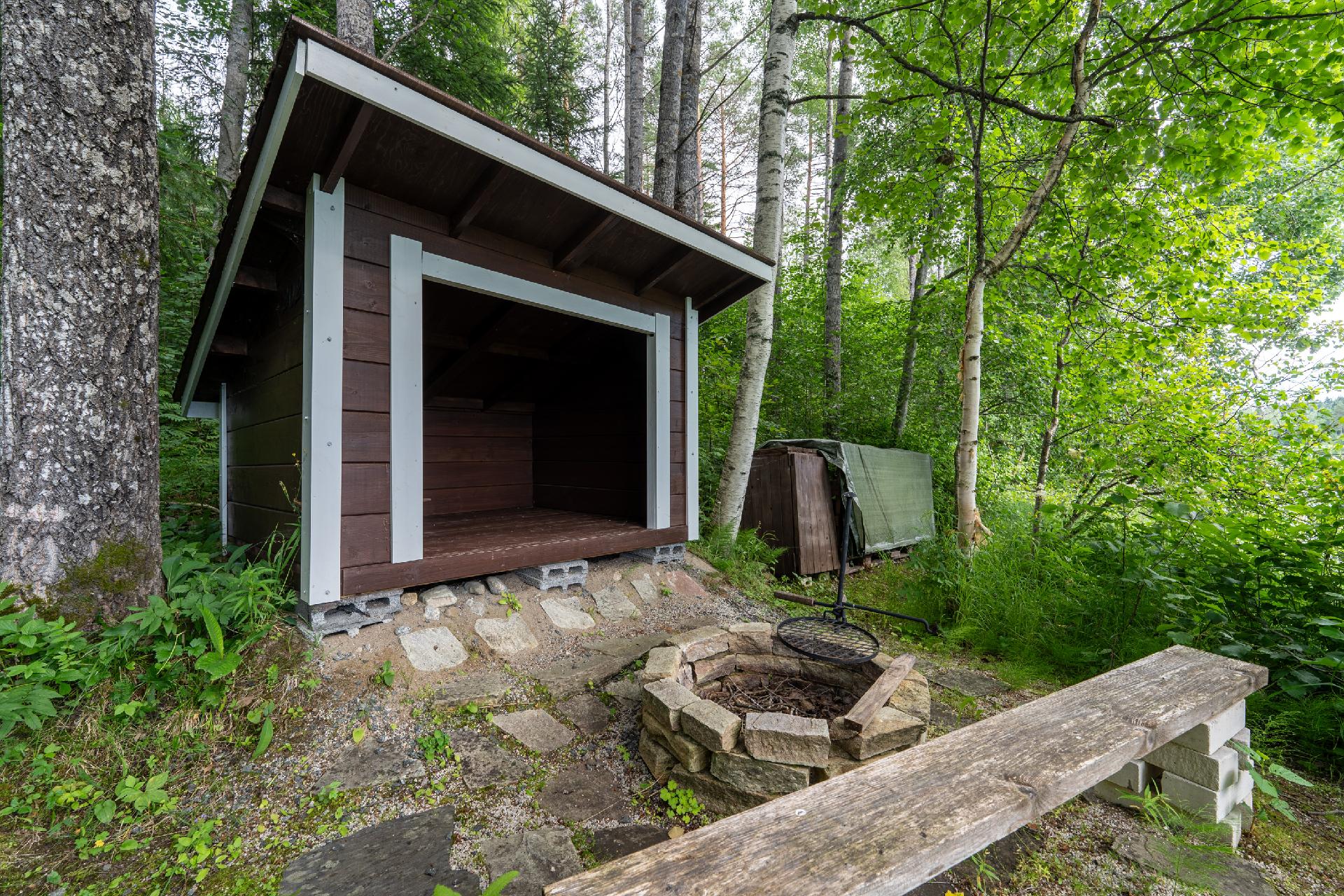 Laavu ja nuotiopaikka