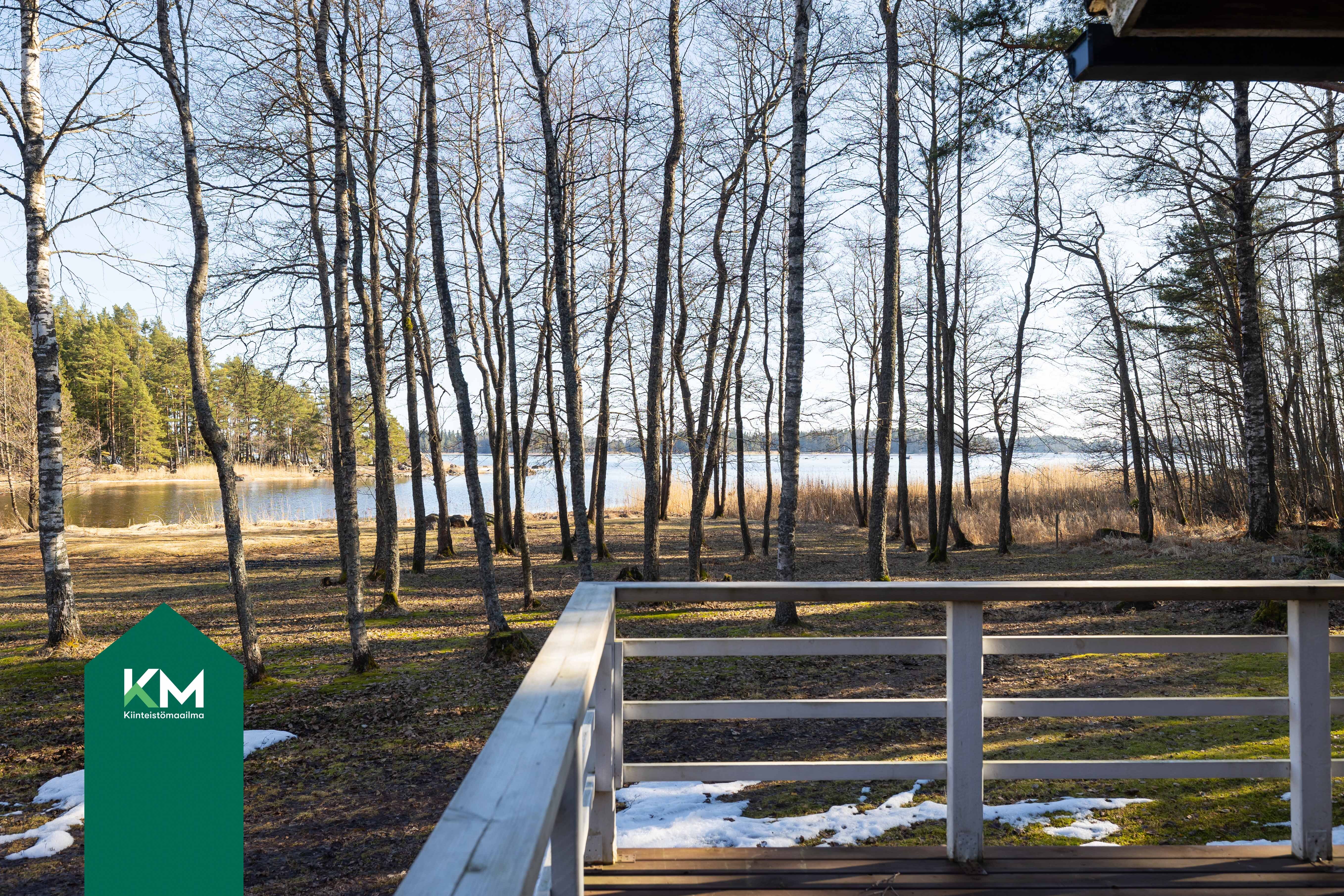 Päärakennuksen terassia