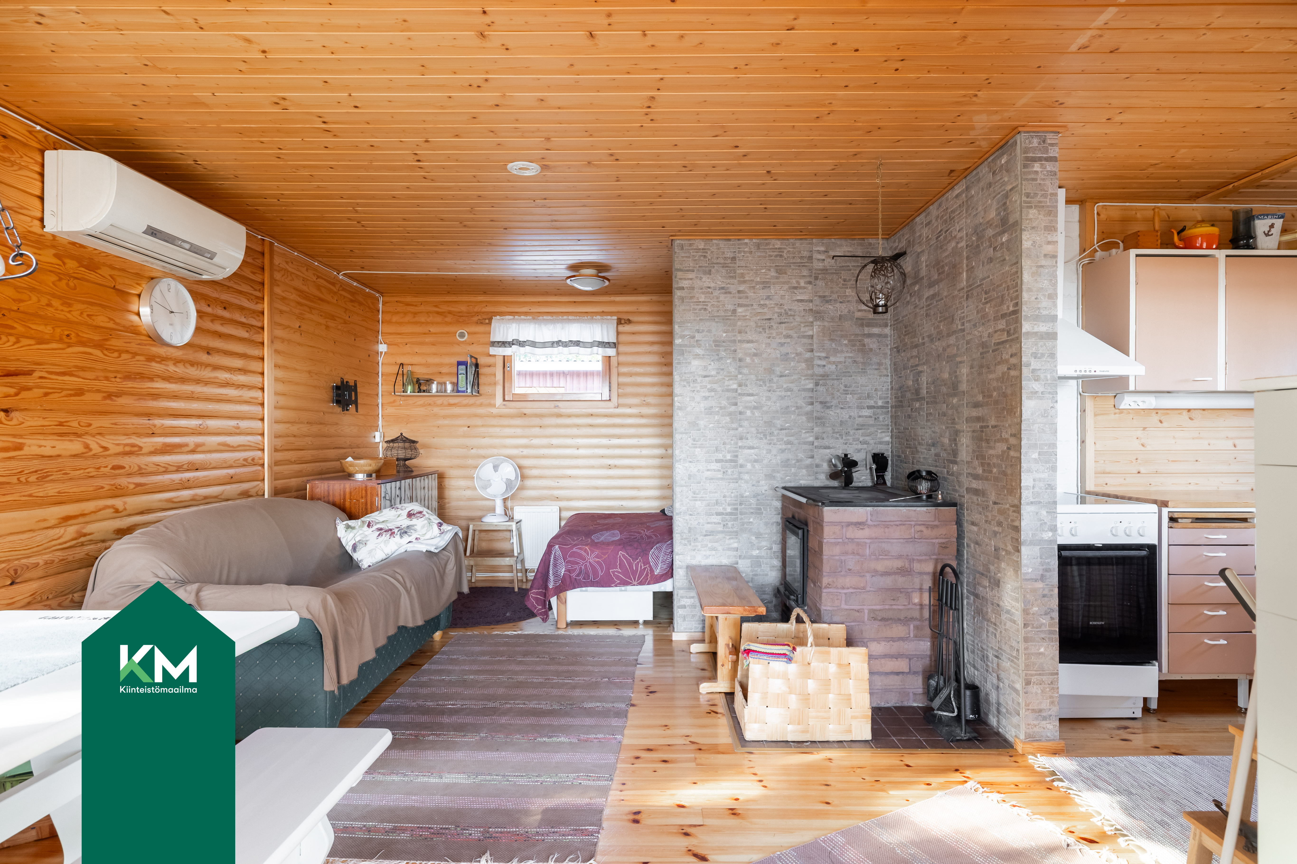 Tuvan puolella on puuliesi ja ilmalämpöpumppu