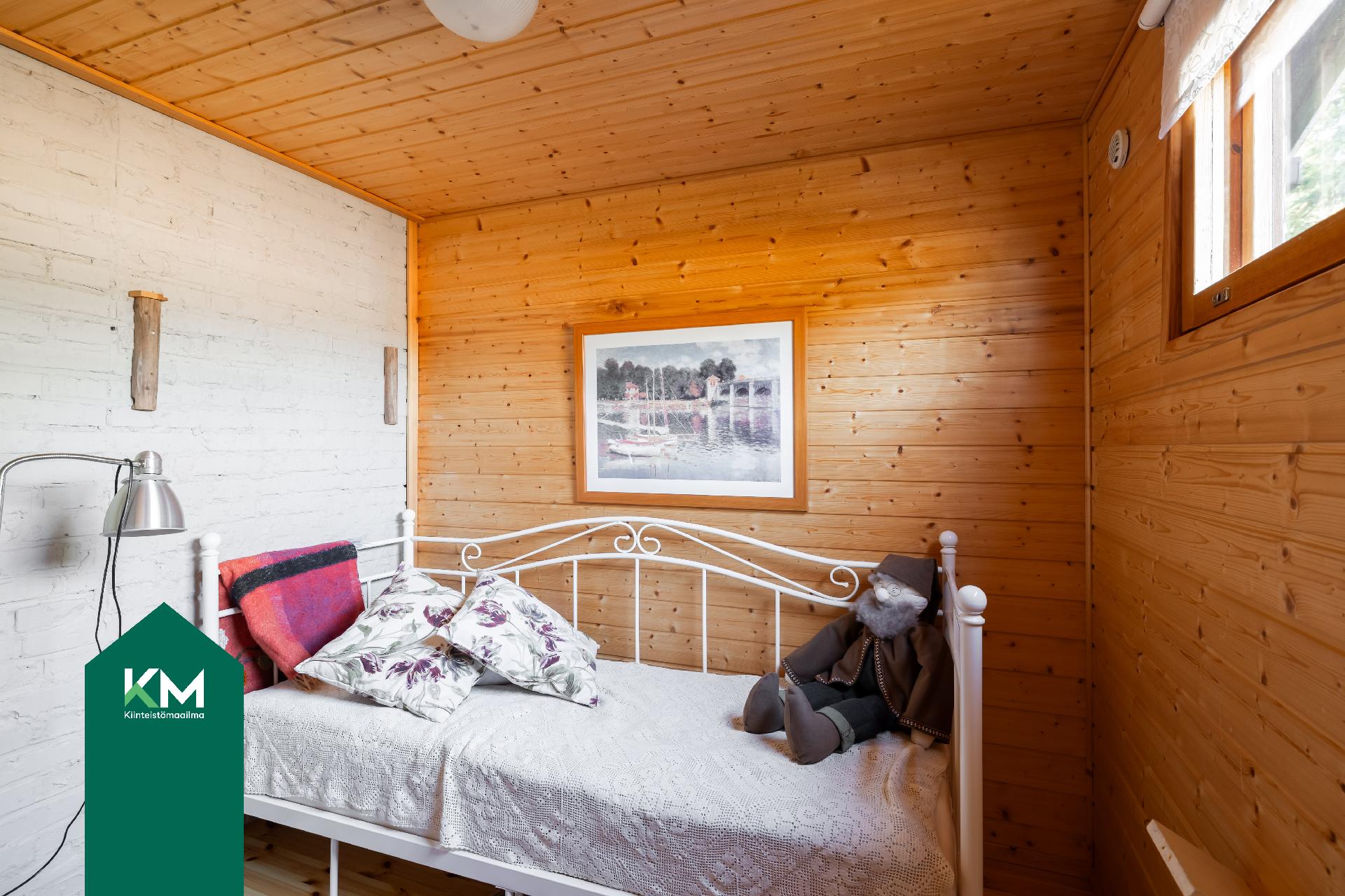 Makuusoppi entisen saunan paikalla