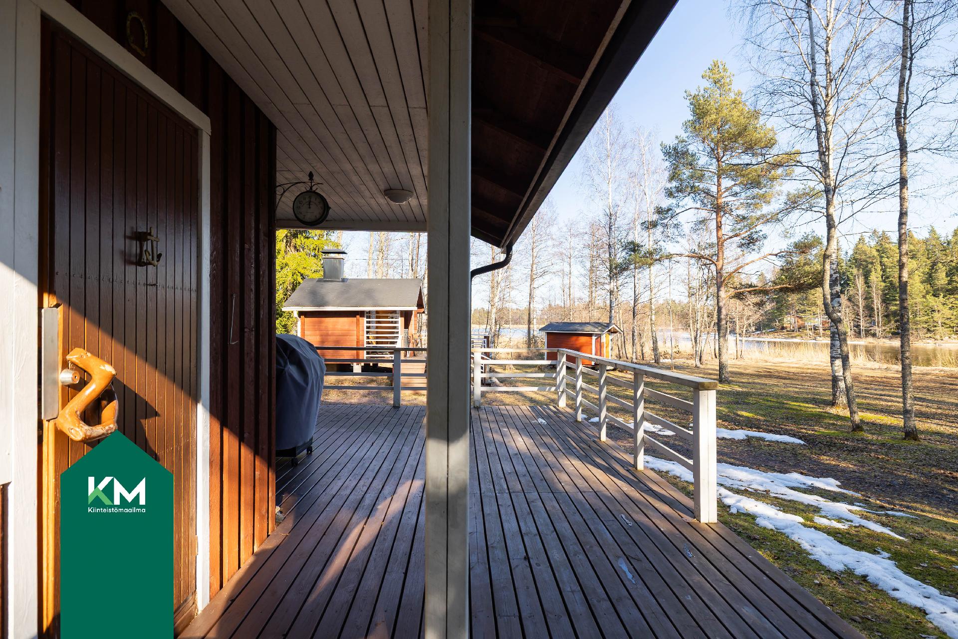 Päärakennuksen terassia