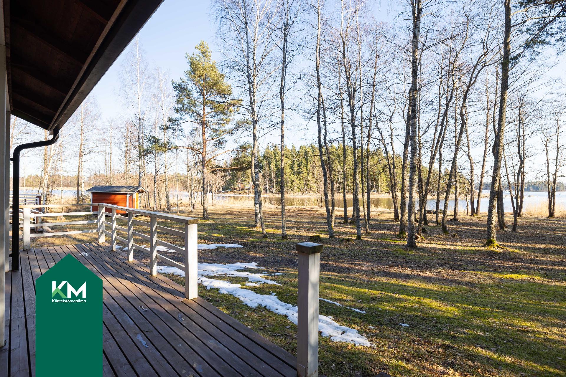 Päärakennuksen terassia