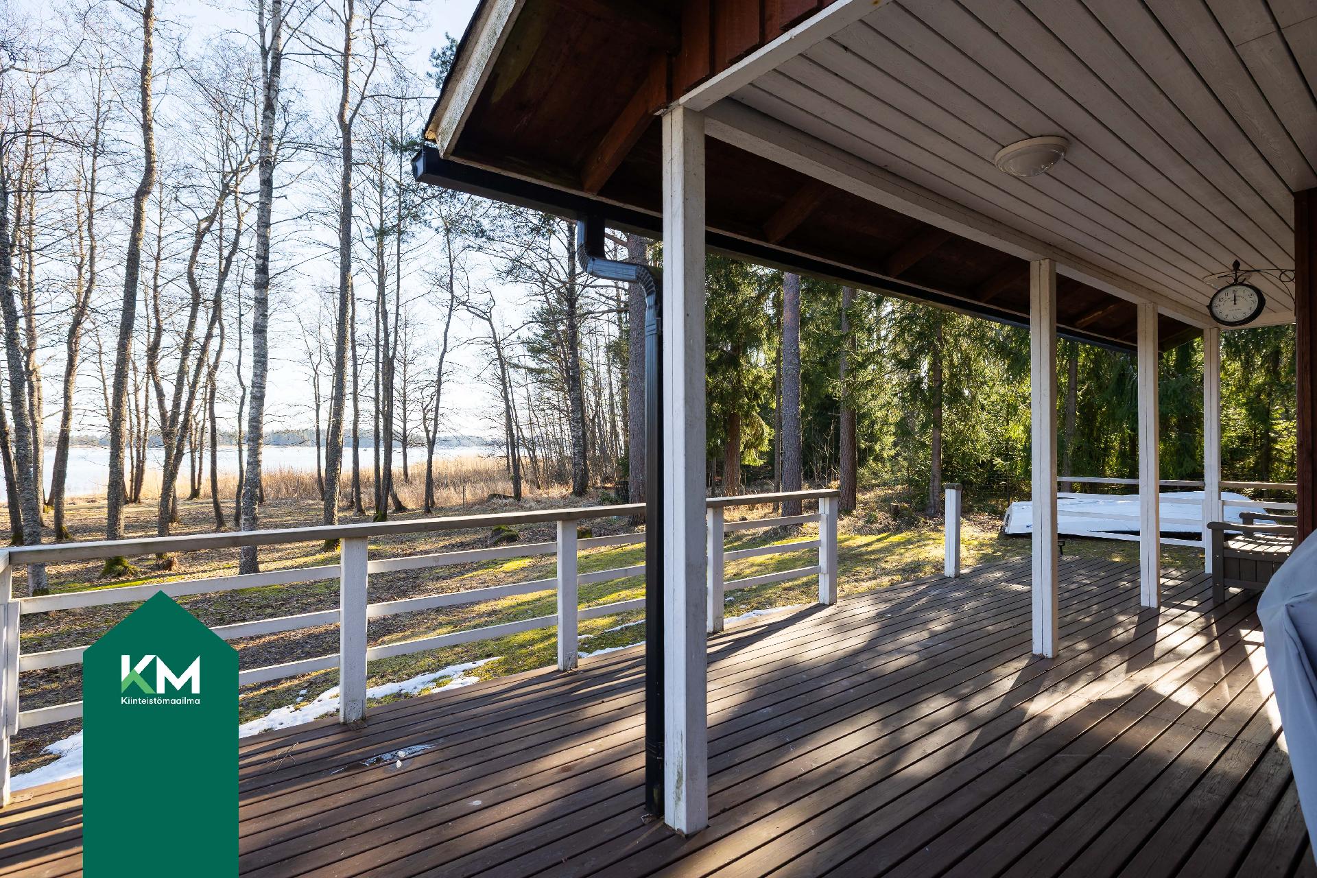 Päärakennuksen terassia