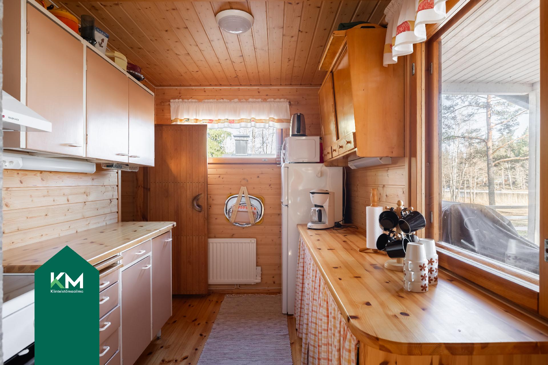 Keittokomerossa jääkaappi ja säilytystilaa