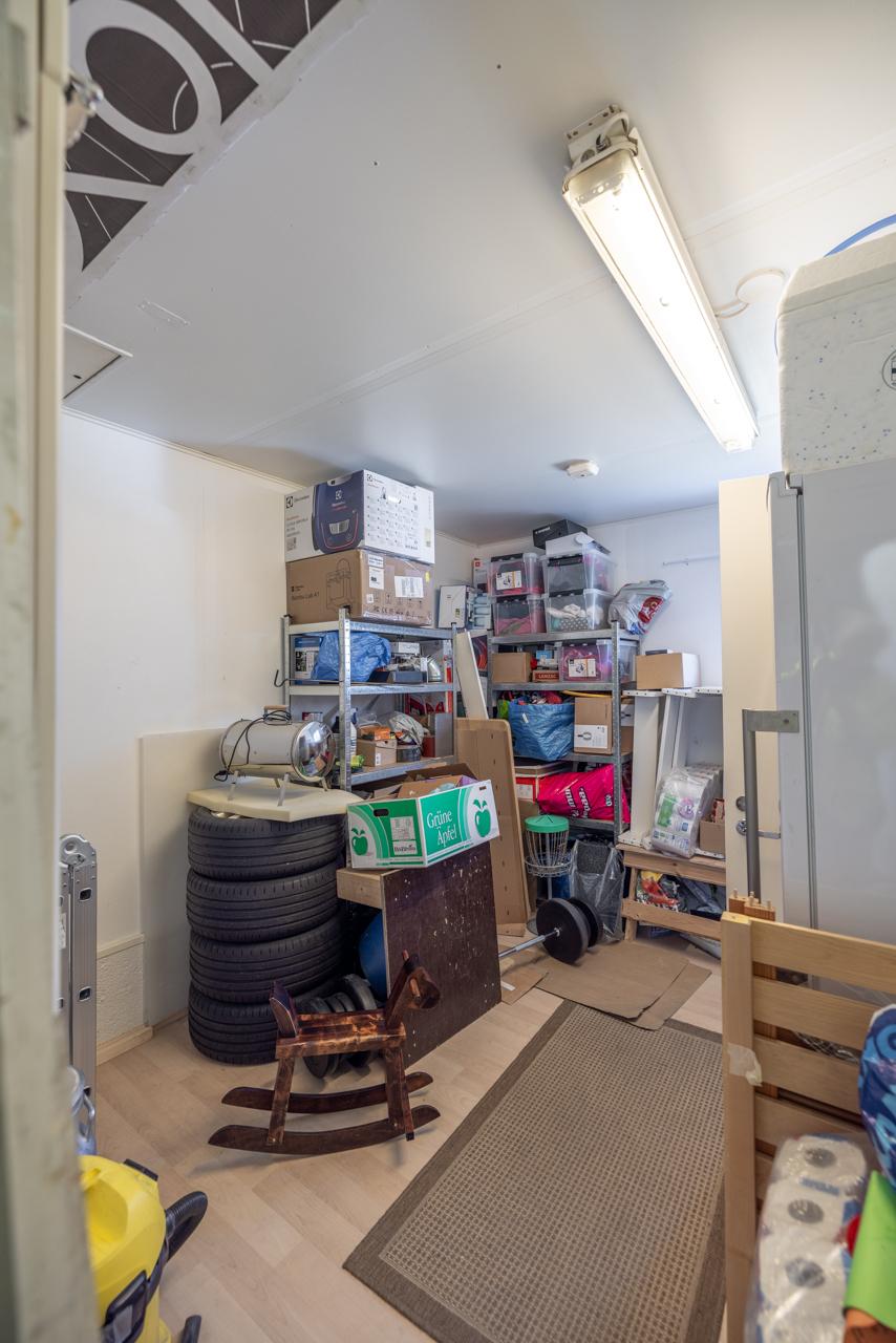 autotallista käynti varastotilaan