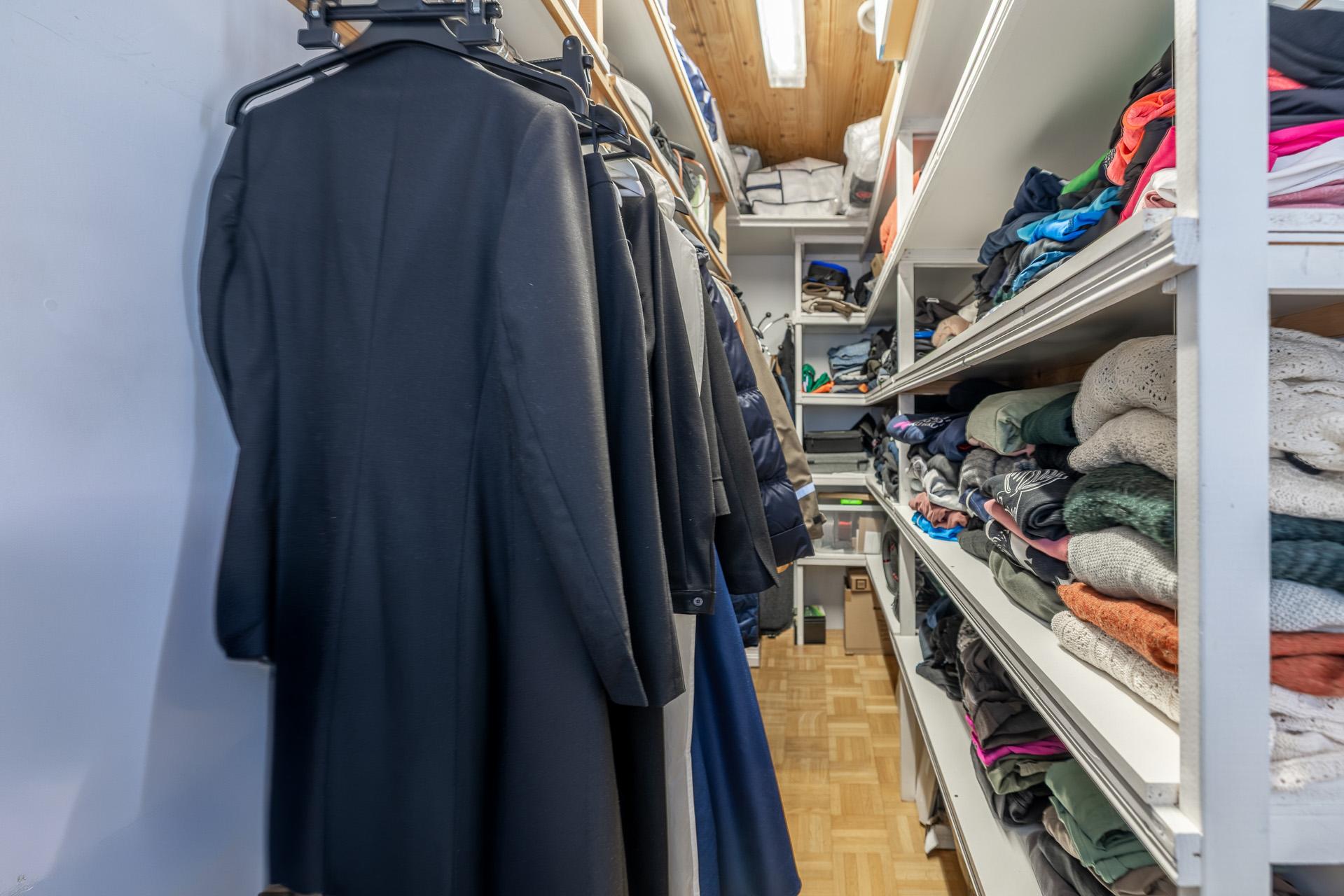 vaatehuone makuuhuone1 ja makuuhuone2 välissä