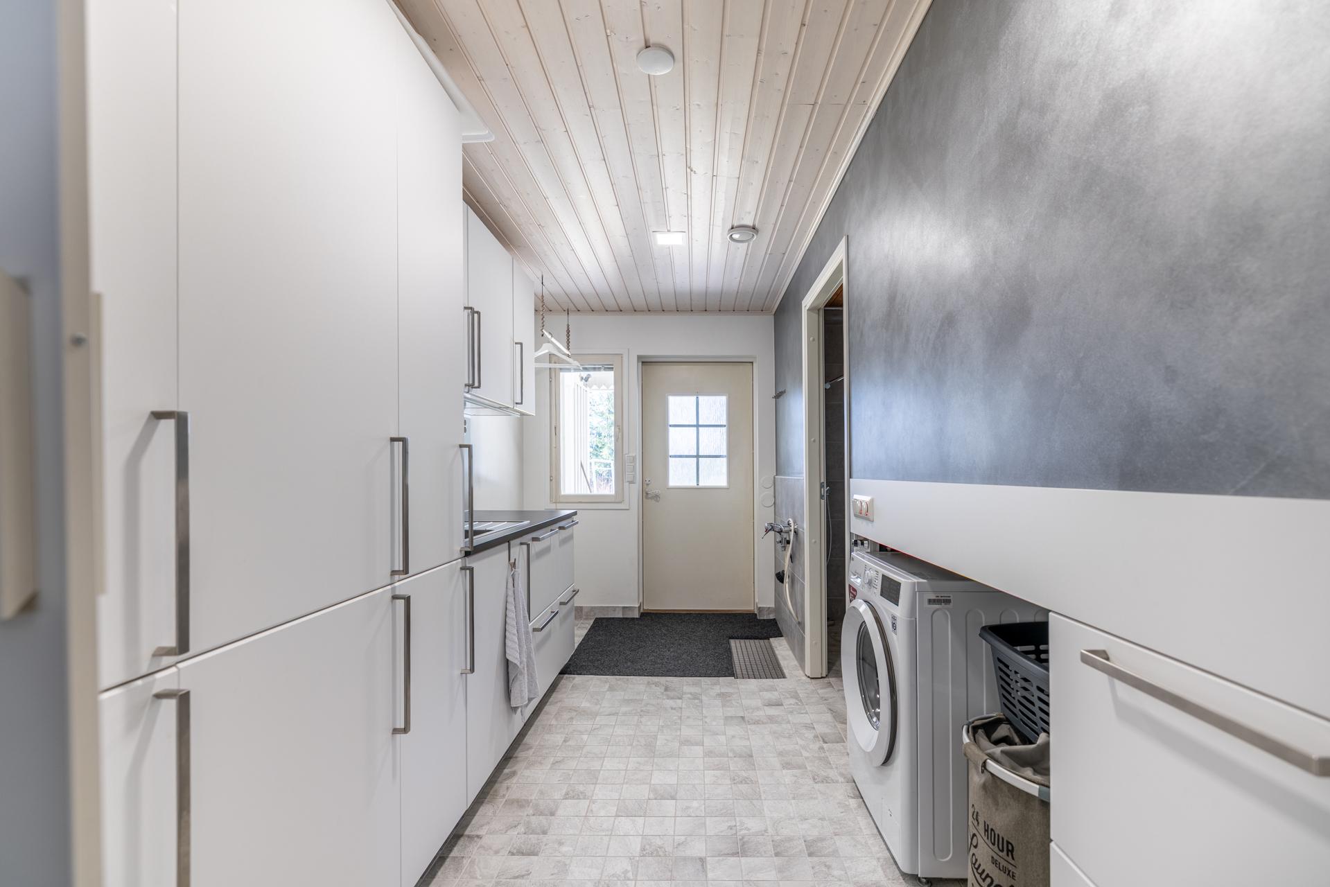 kodinhoitohuone (käynti keittiöstä)