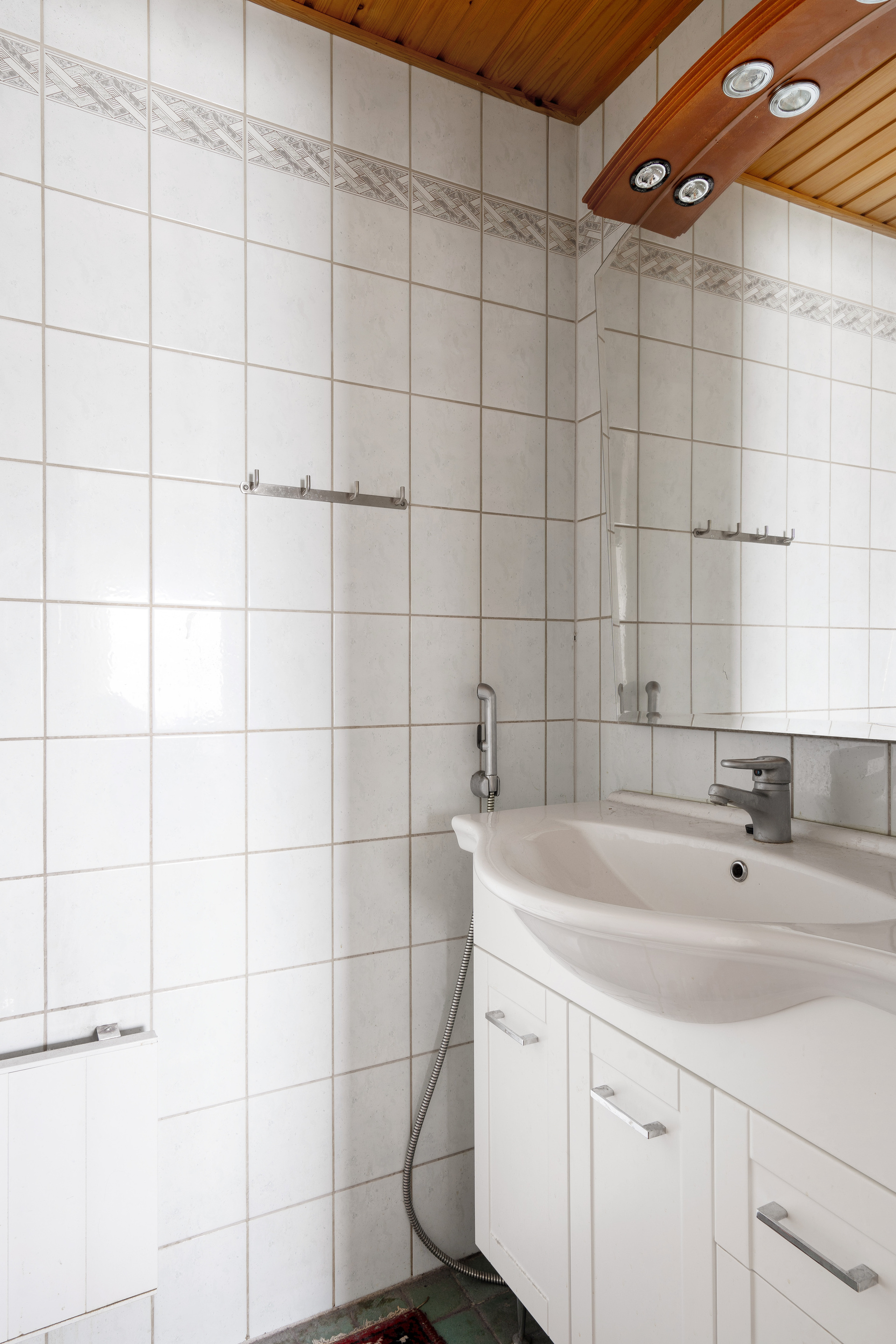 Asunnon toinen WC.