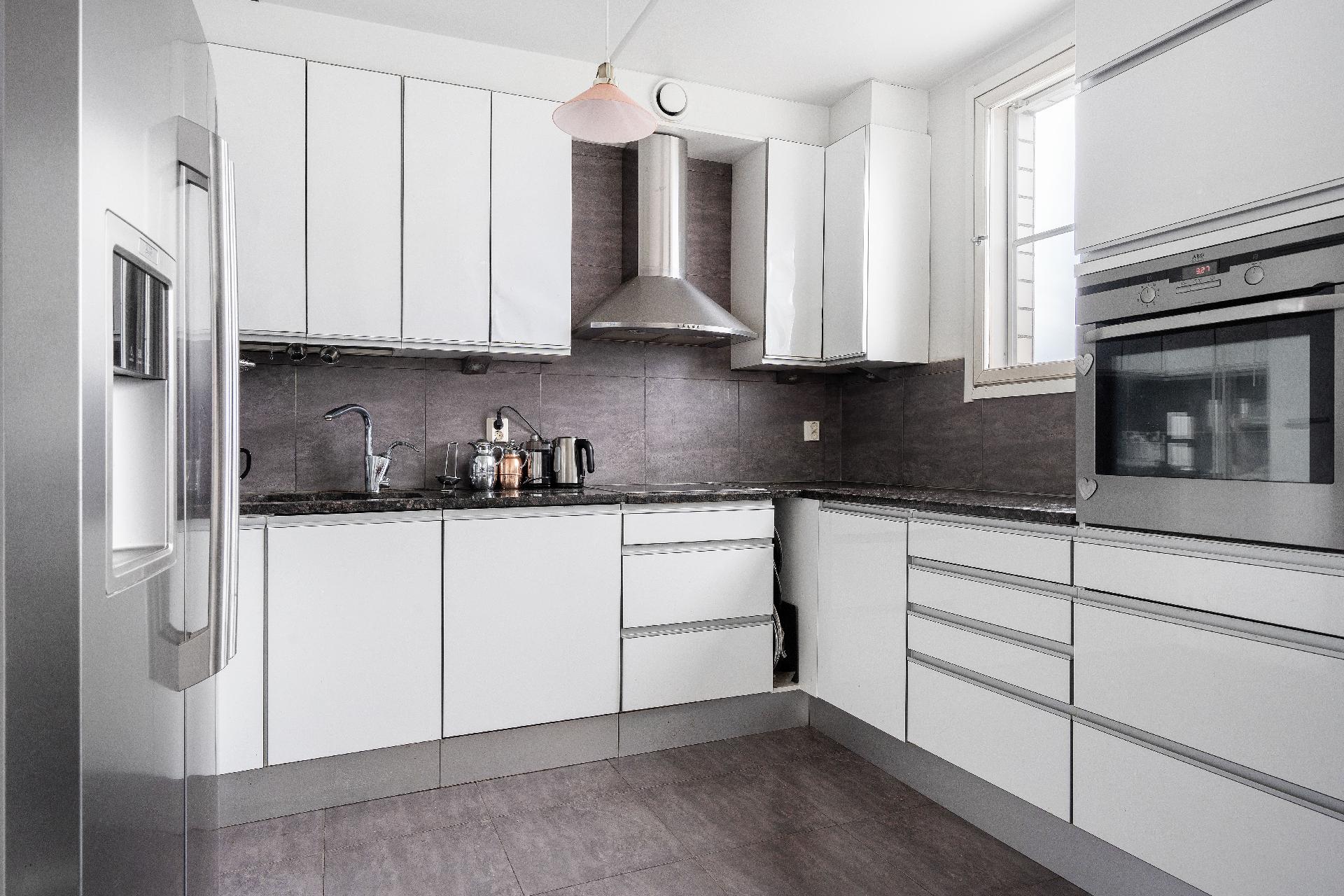 Valoisa ja tilava keittiö.