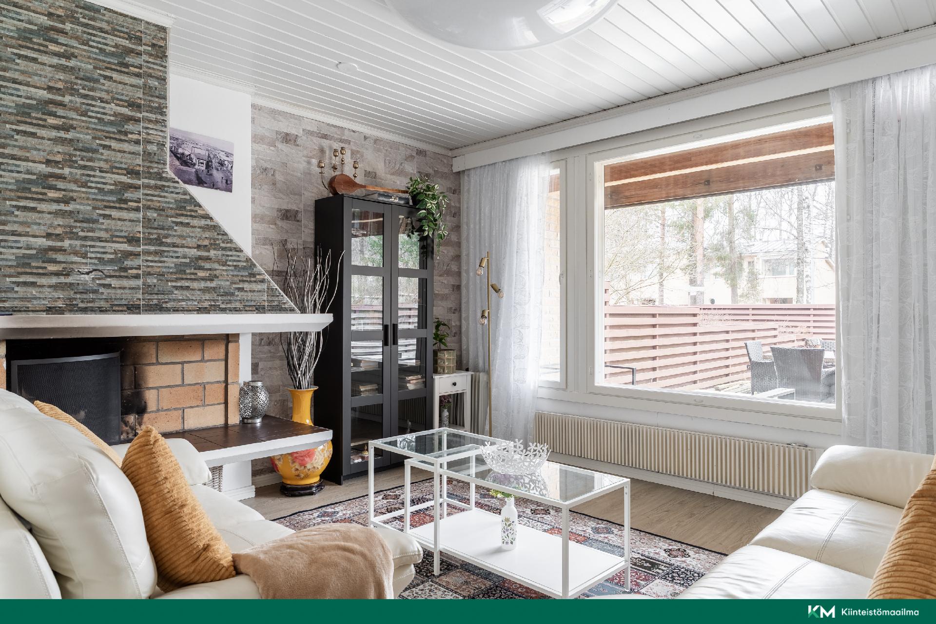 1.krs takkahuone josta kulku isolle pihalle