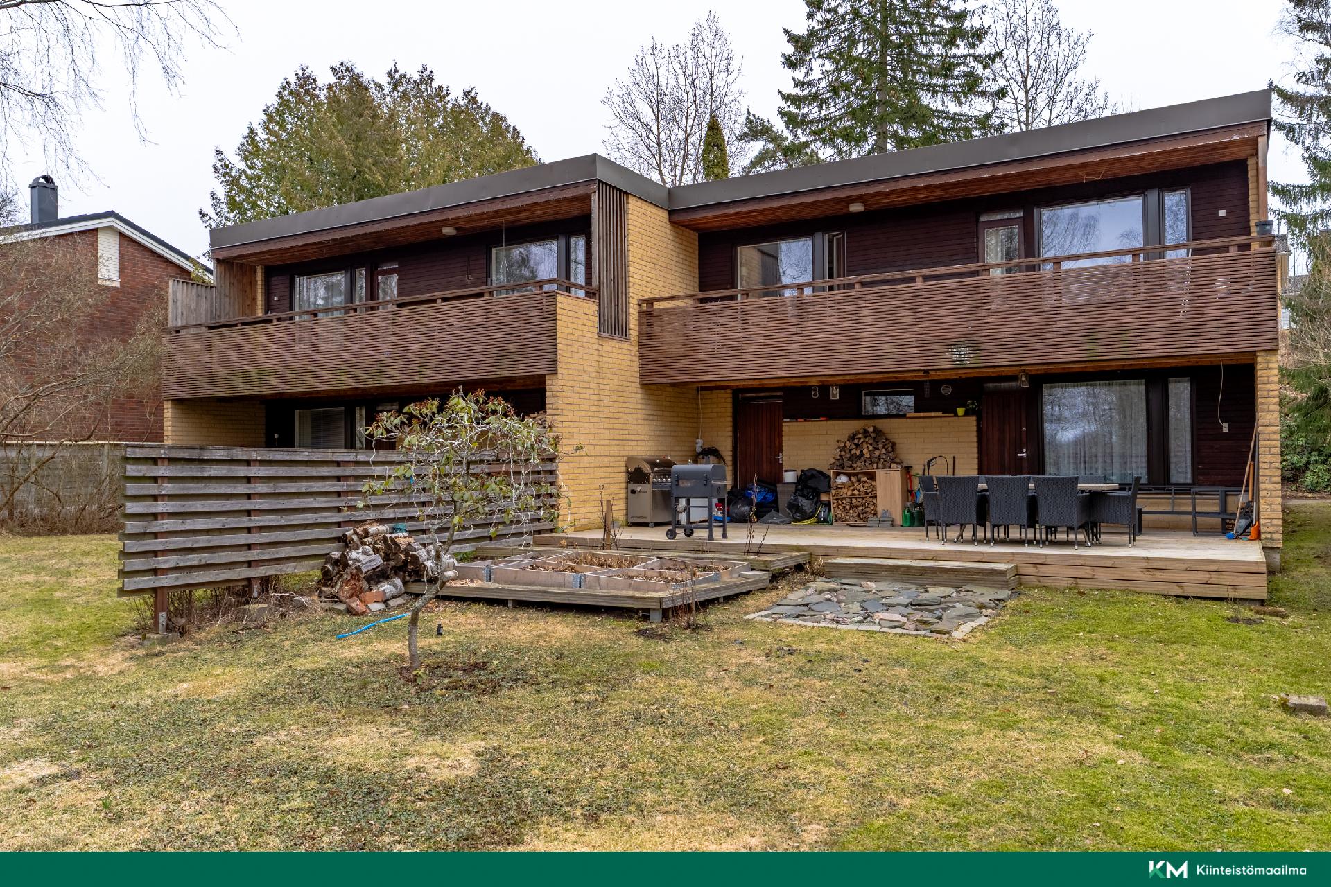 Asunnon poikkeuksellisen suuri piha