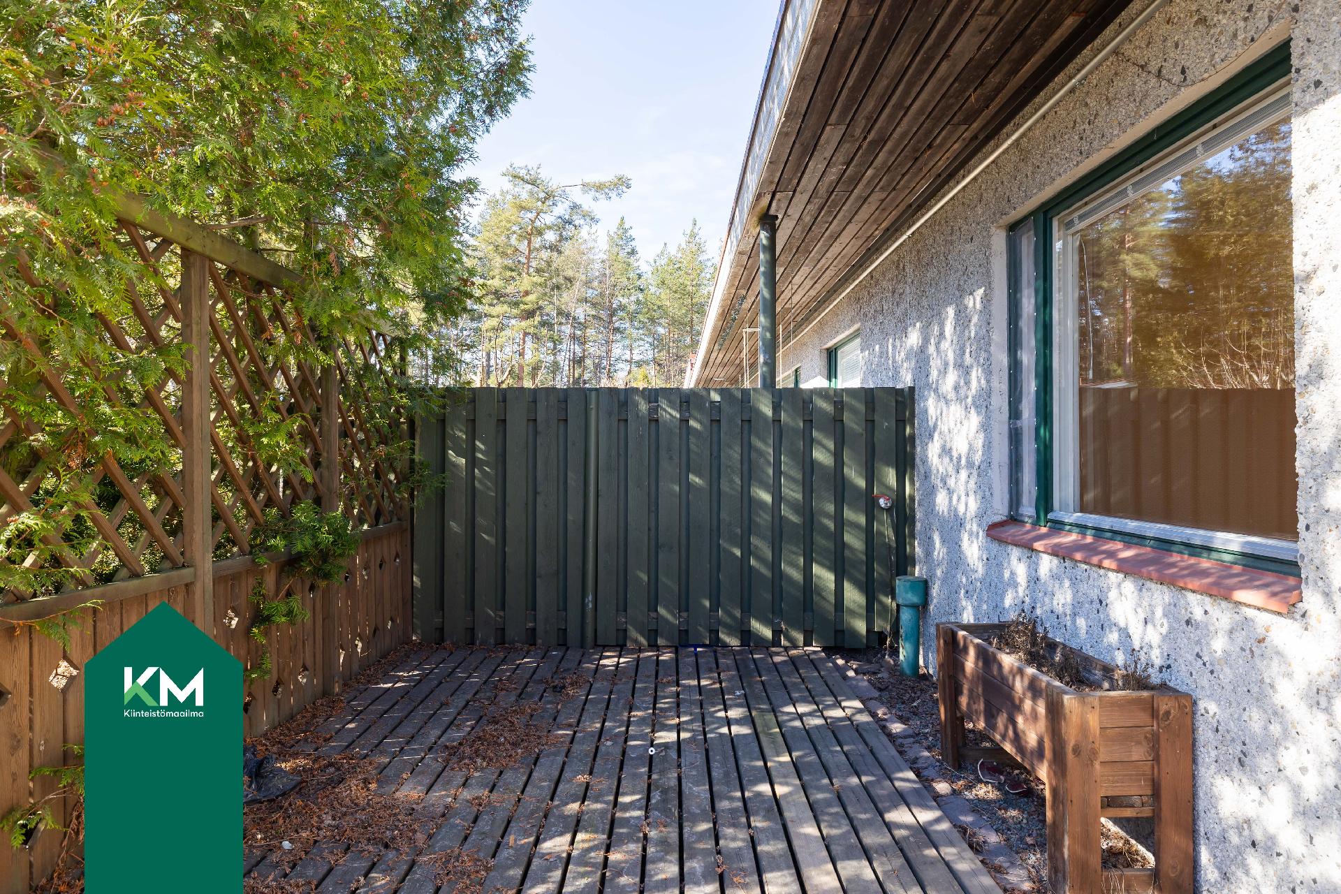 Takapihalla suojaisa terassi