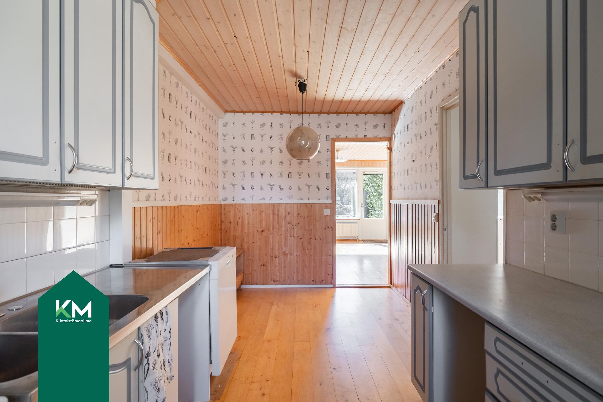 Keittiöstä näkymä olohuoneeseen