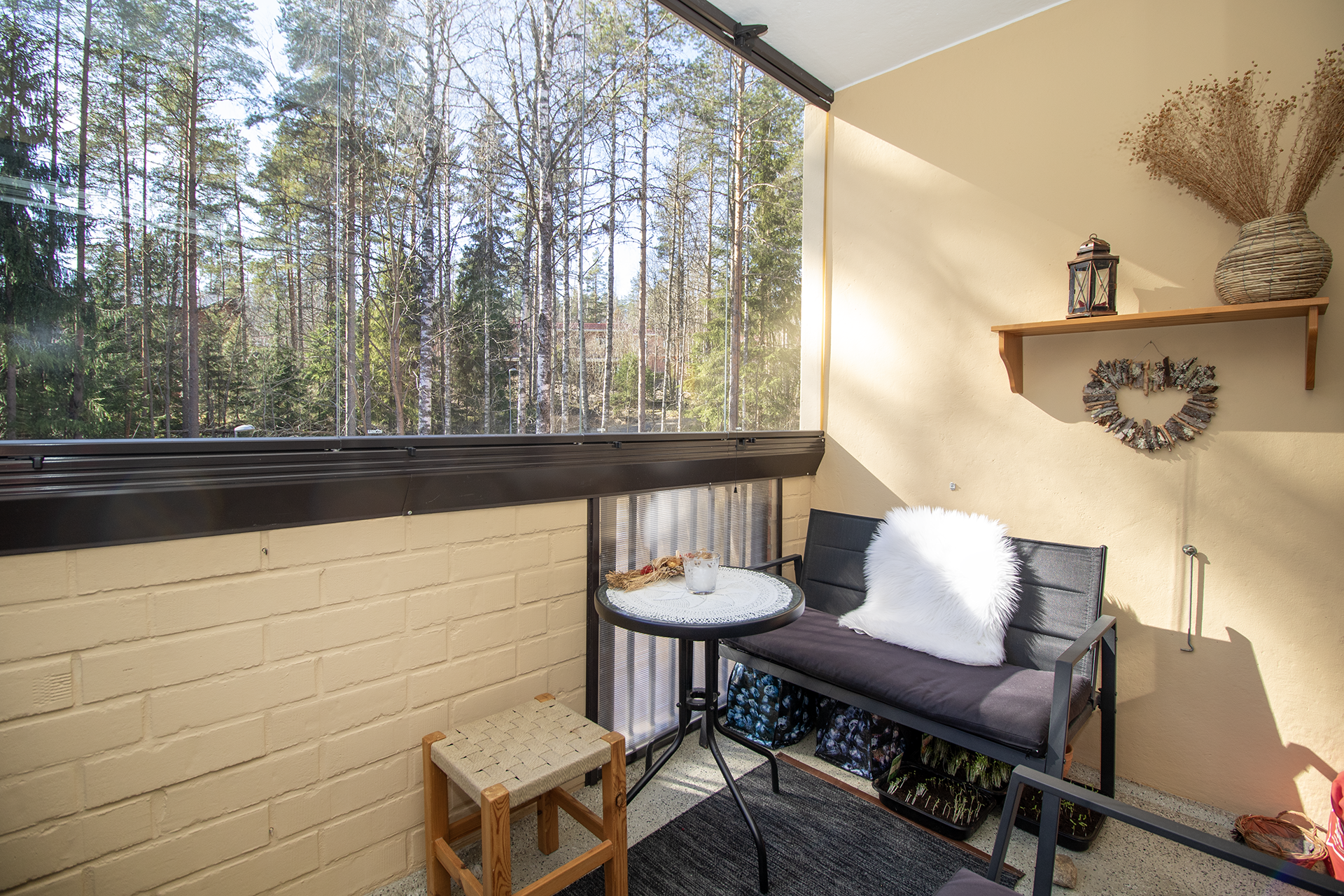 Lasitettu parveke puistoon päin