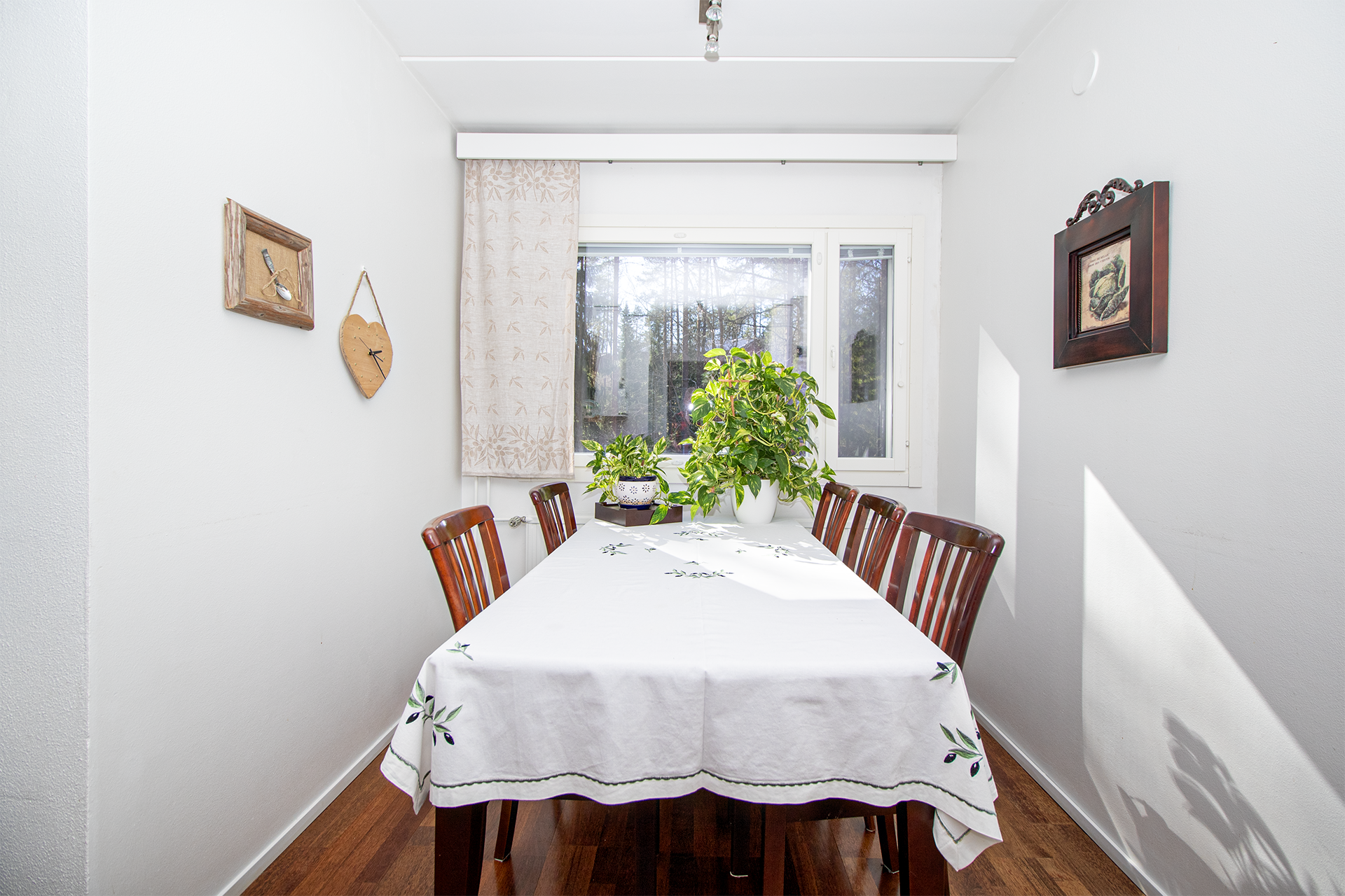 Ruokailutila keittiön yhteydessä