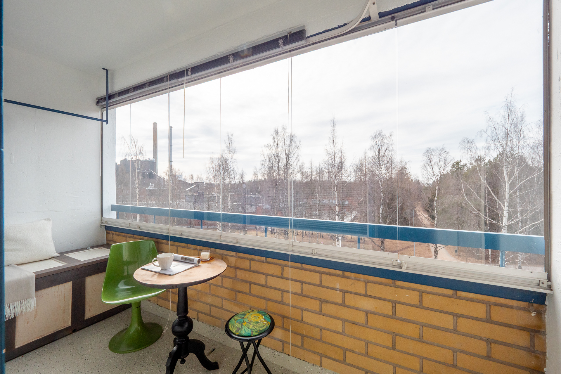 Olohuoneen jatkeena lasitettu parveke