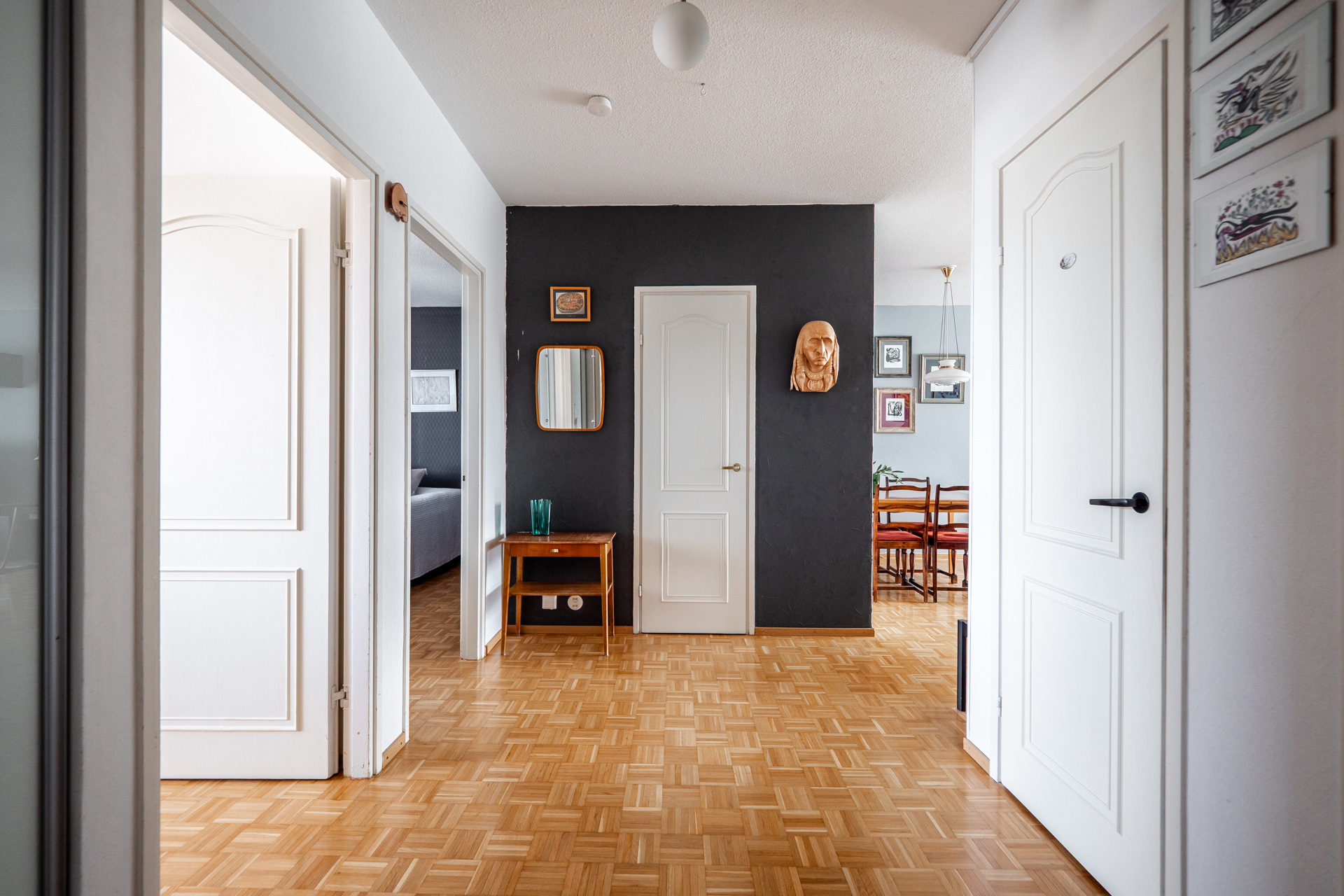 Tilava tuloaula kaapistoineen