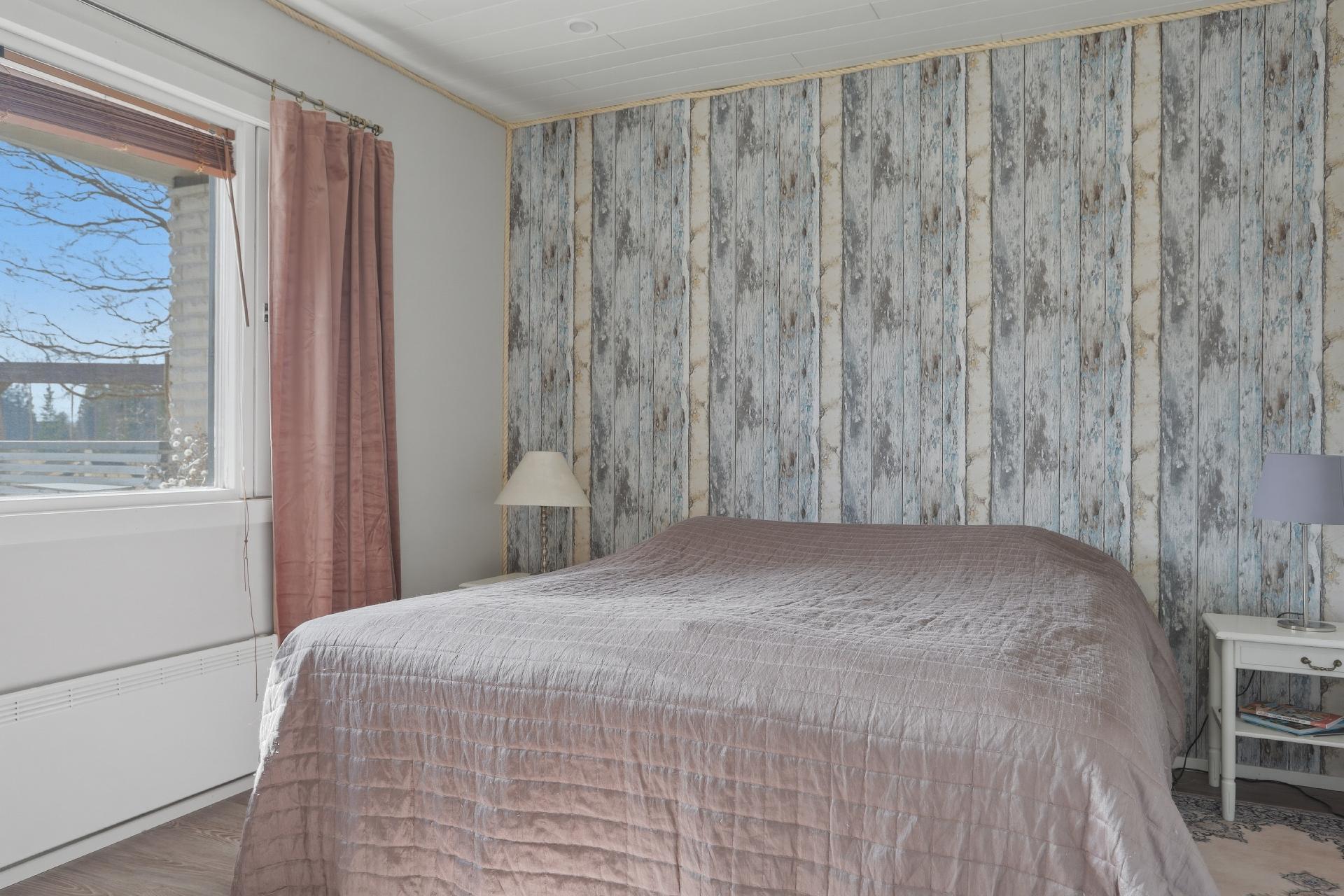 Alakerran makuuhuone