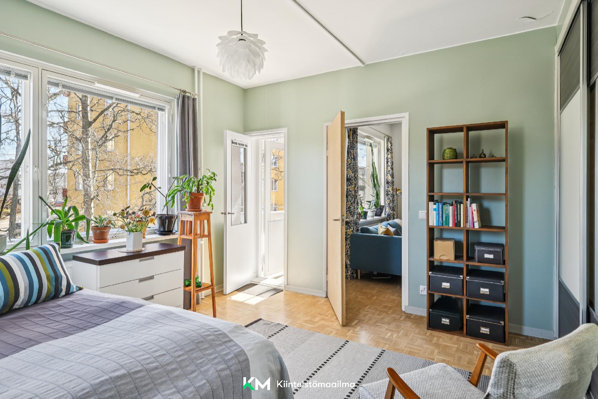 makuuhuone josta kulku parvekkelle