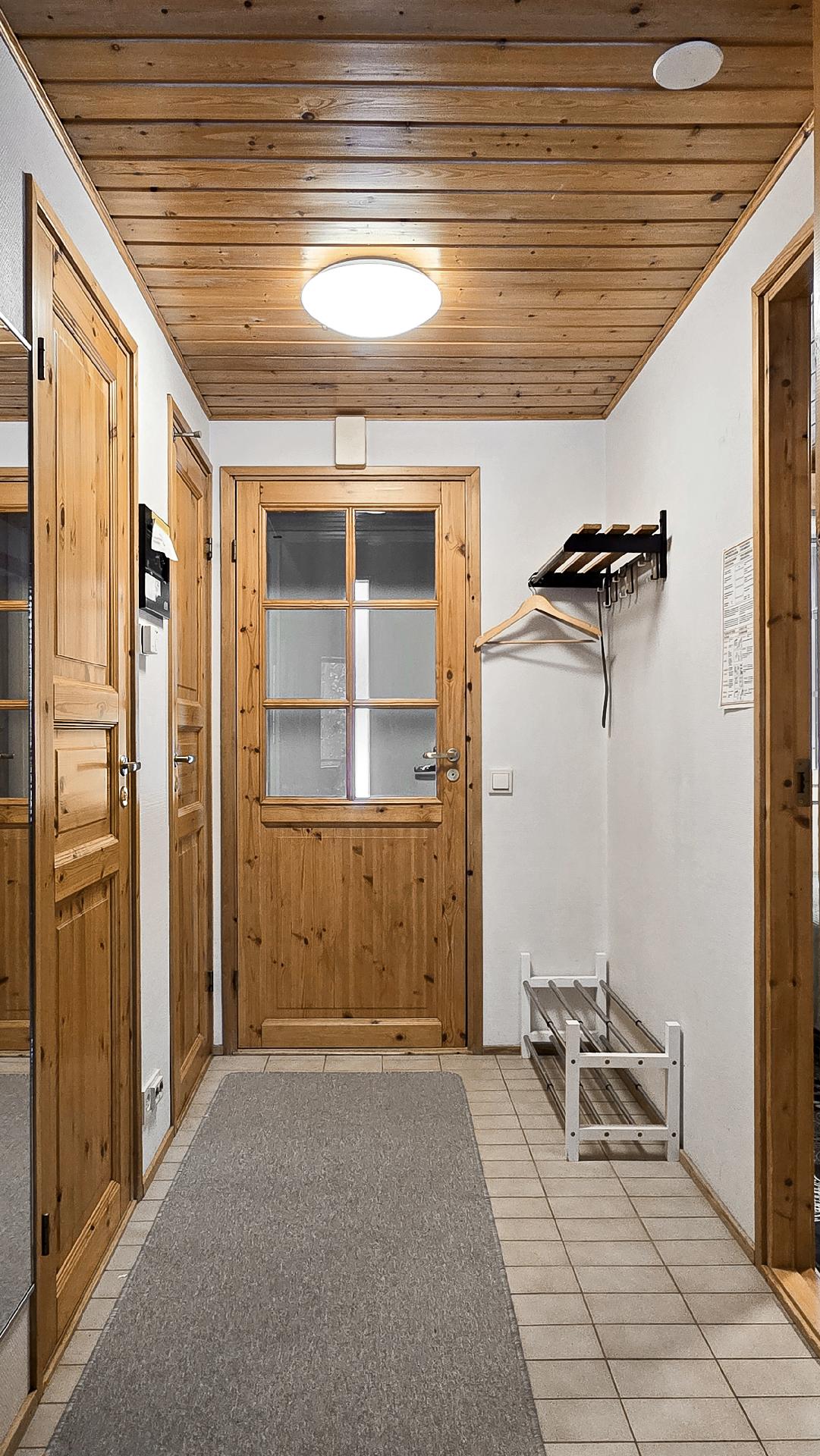 Alakerrassa käytävän varrella erillinen makuuhuone, wc, kylpyhuone ja sauna