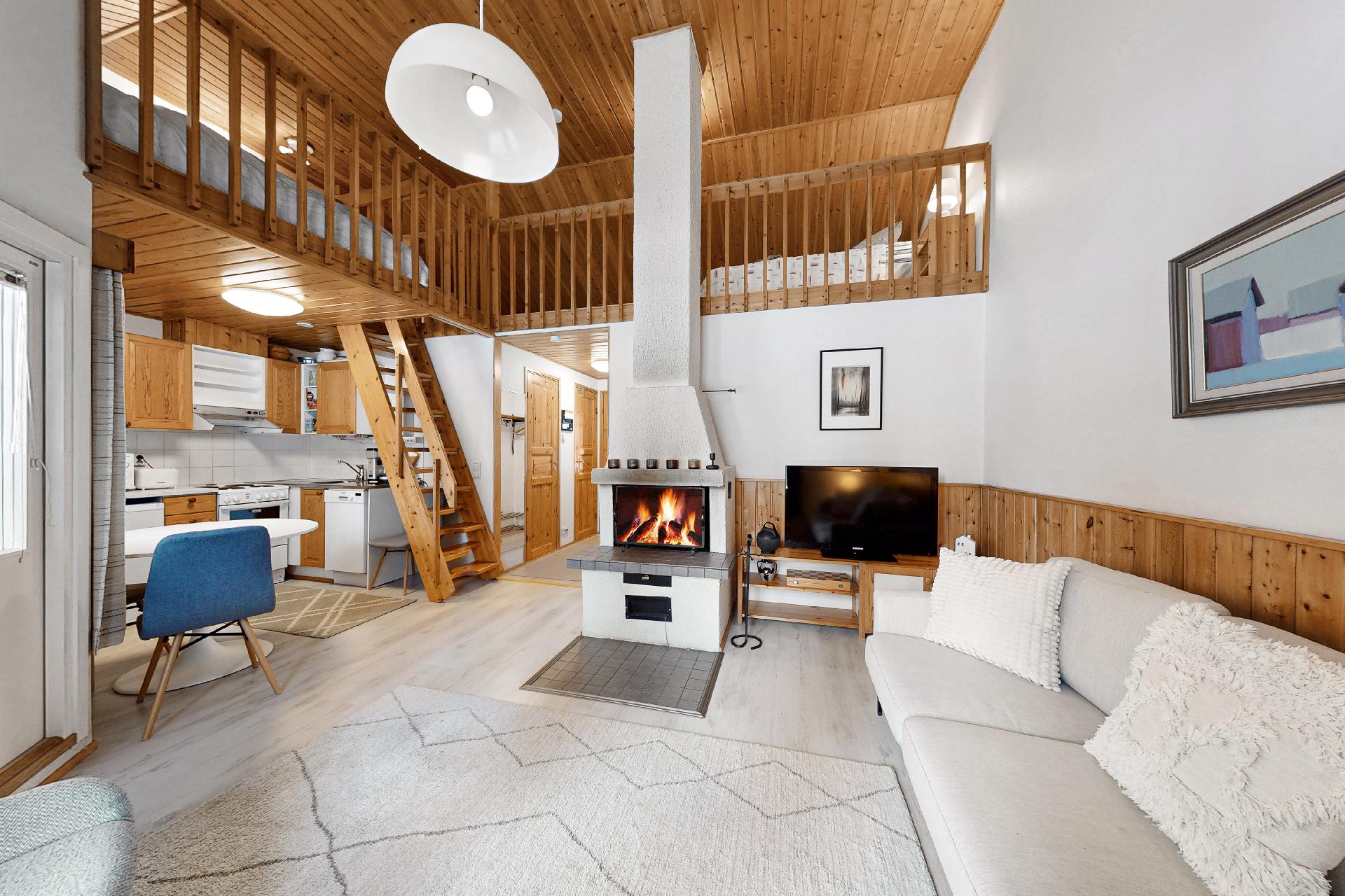 Näkymiä oleskelutilasta keittiön ja eteisen suuntaan