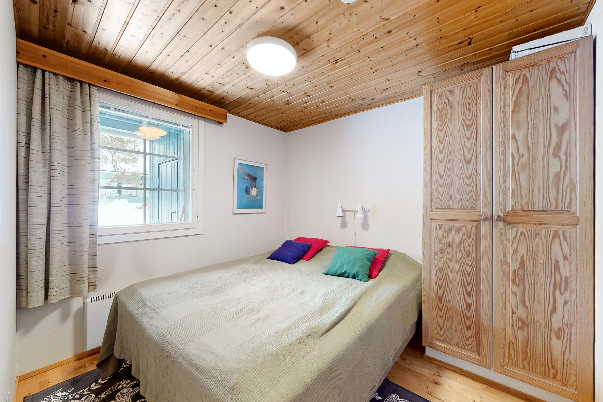 Alakerran erillinen makuuhuone