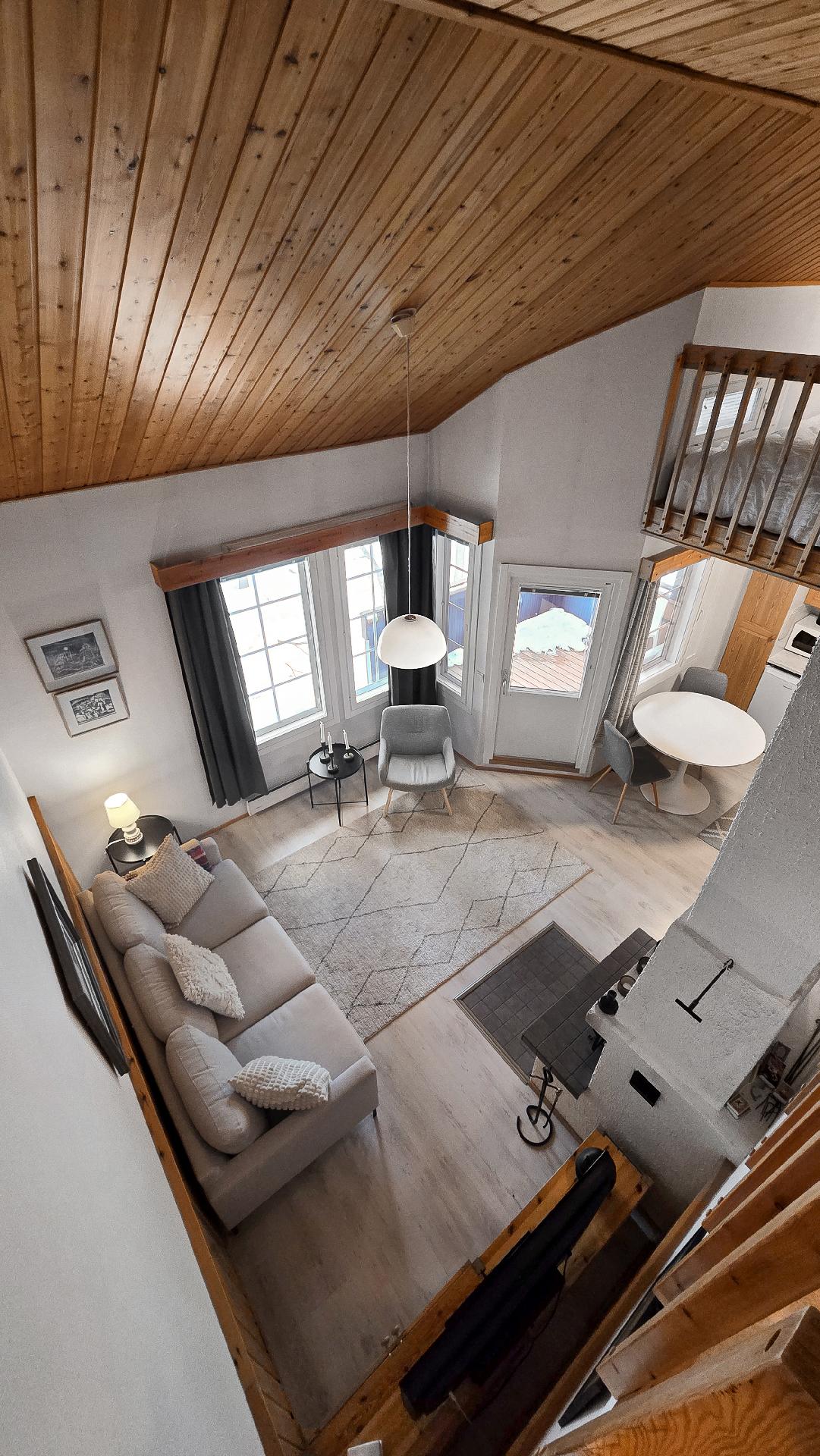 Näkymät parvelta oleskelutilaan ja keittöön