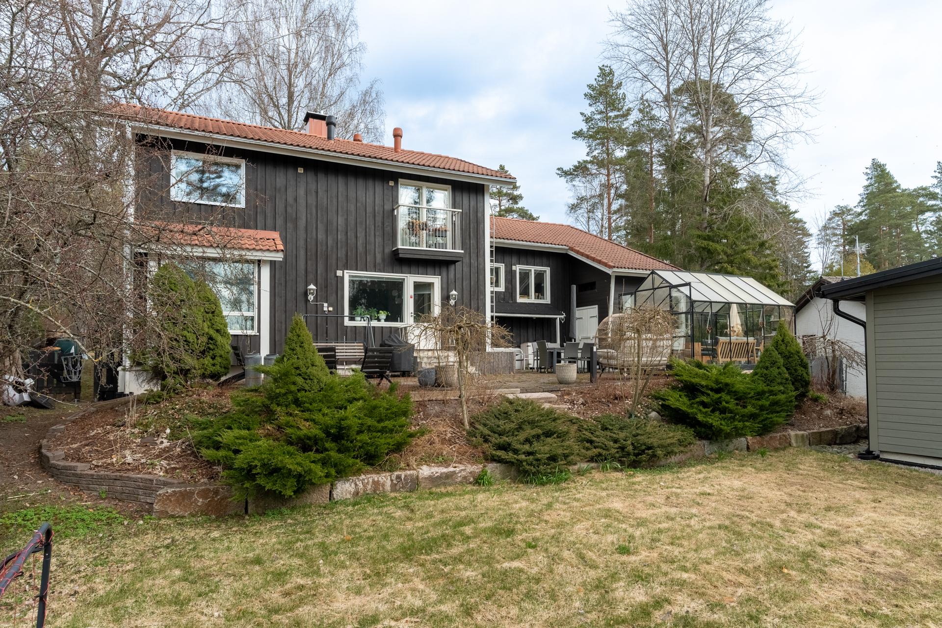 Kauis ja sopusointuonen puutalo rauhallisella kadulla