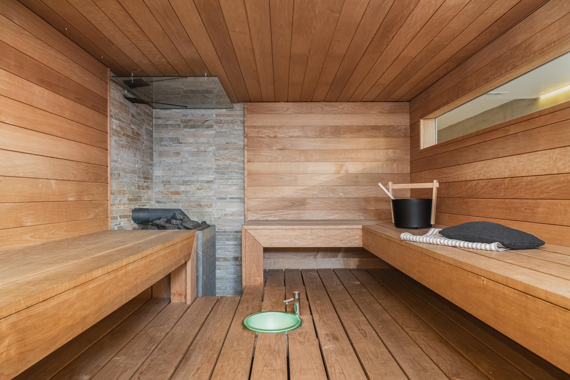 Iso sauna ja puukiuas