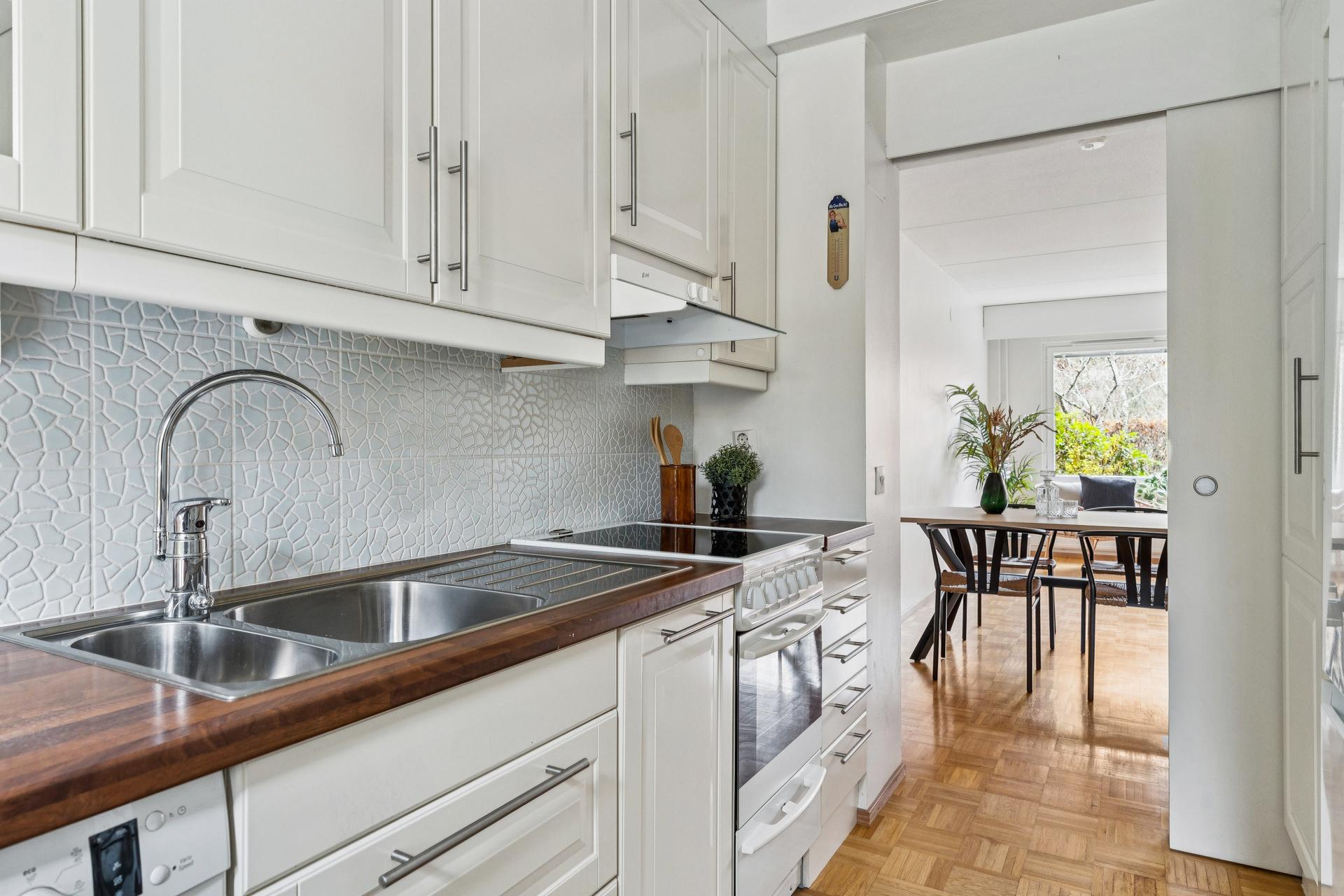 Keittiö avautuu olohuoneeseen, mutta se saa liukuovella tarvittaessa kiinni