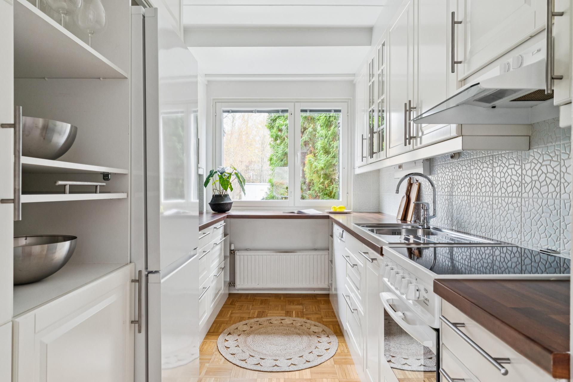 Ikkuna tuo valoa keittiöön