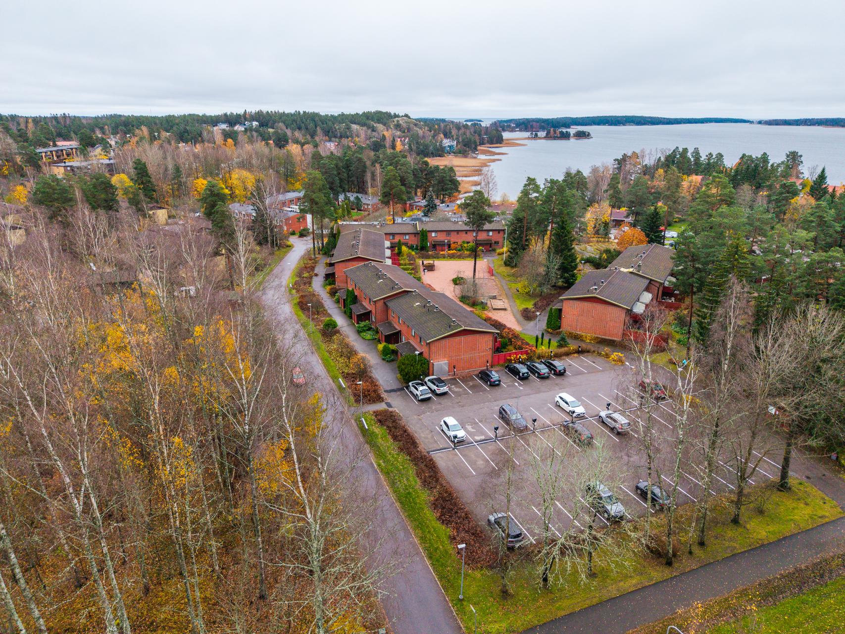 Loistava sijainti meren ja rantaraitin läheisyydessä