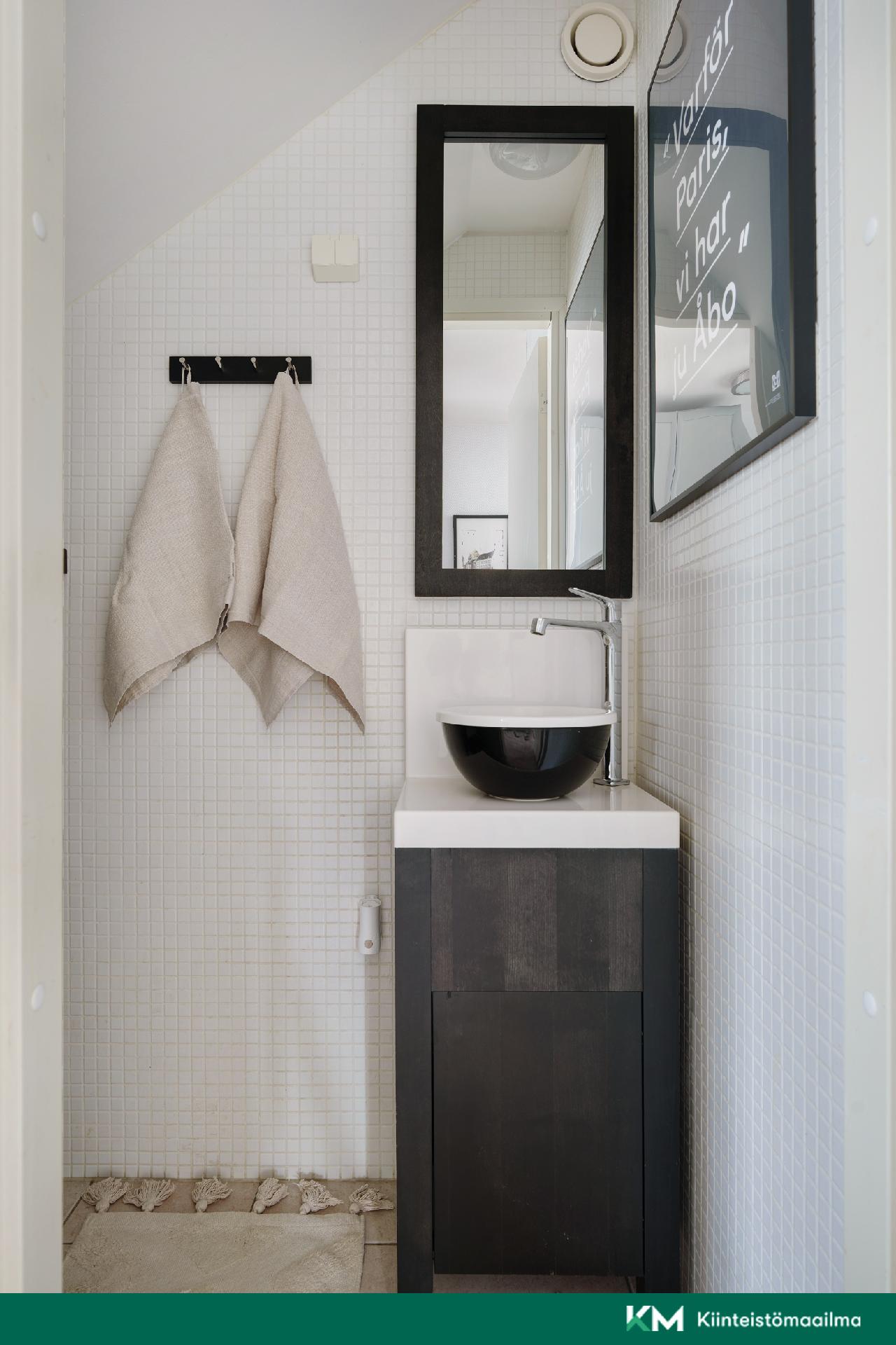 Alakerran erillinen wc