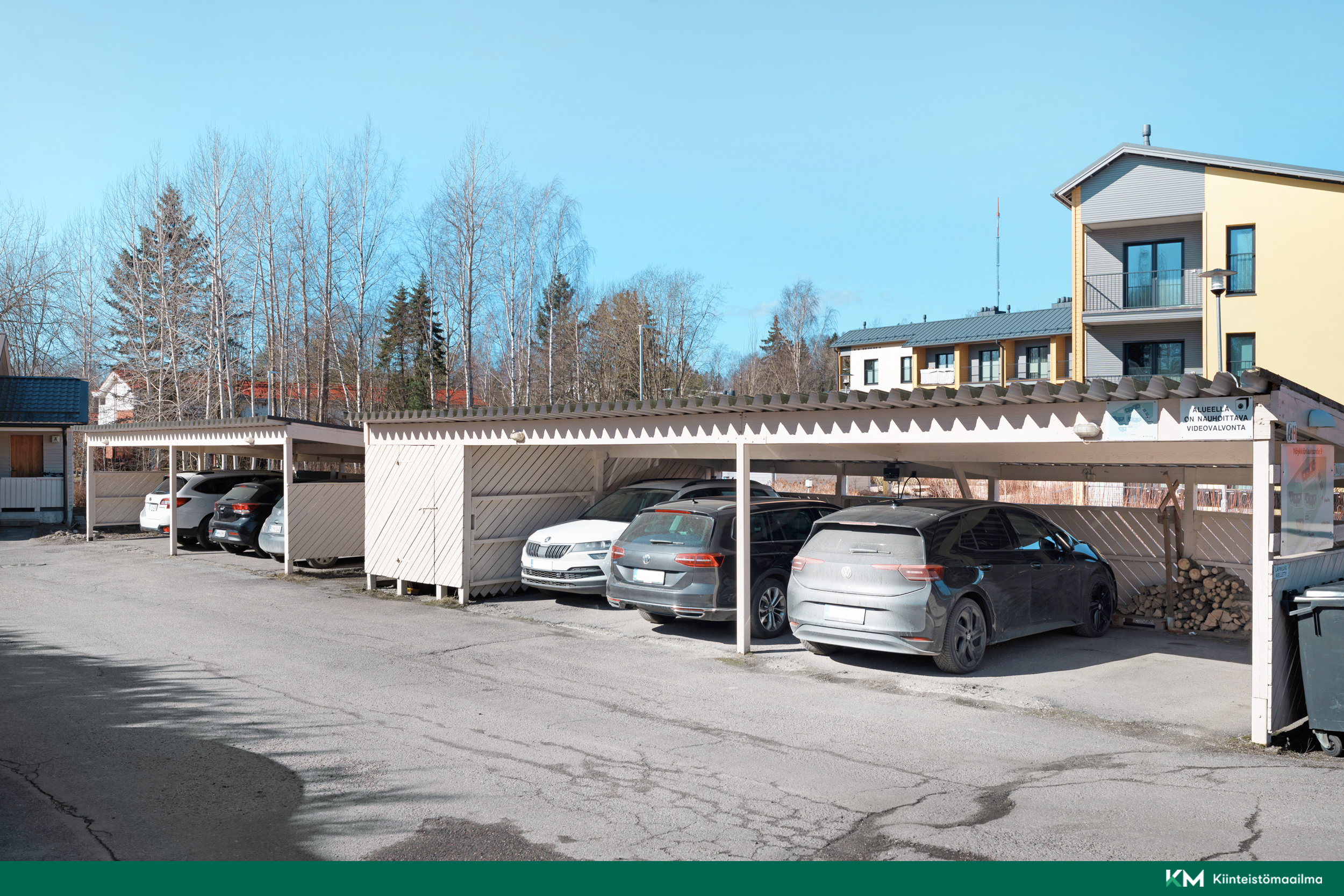 Autokatospaikka, jossa sähköauton lataus