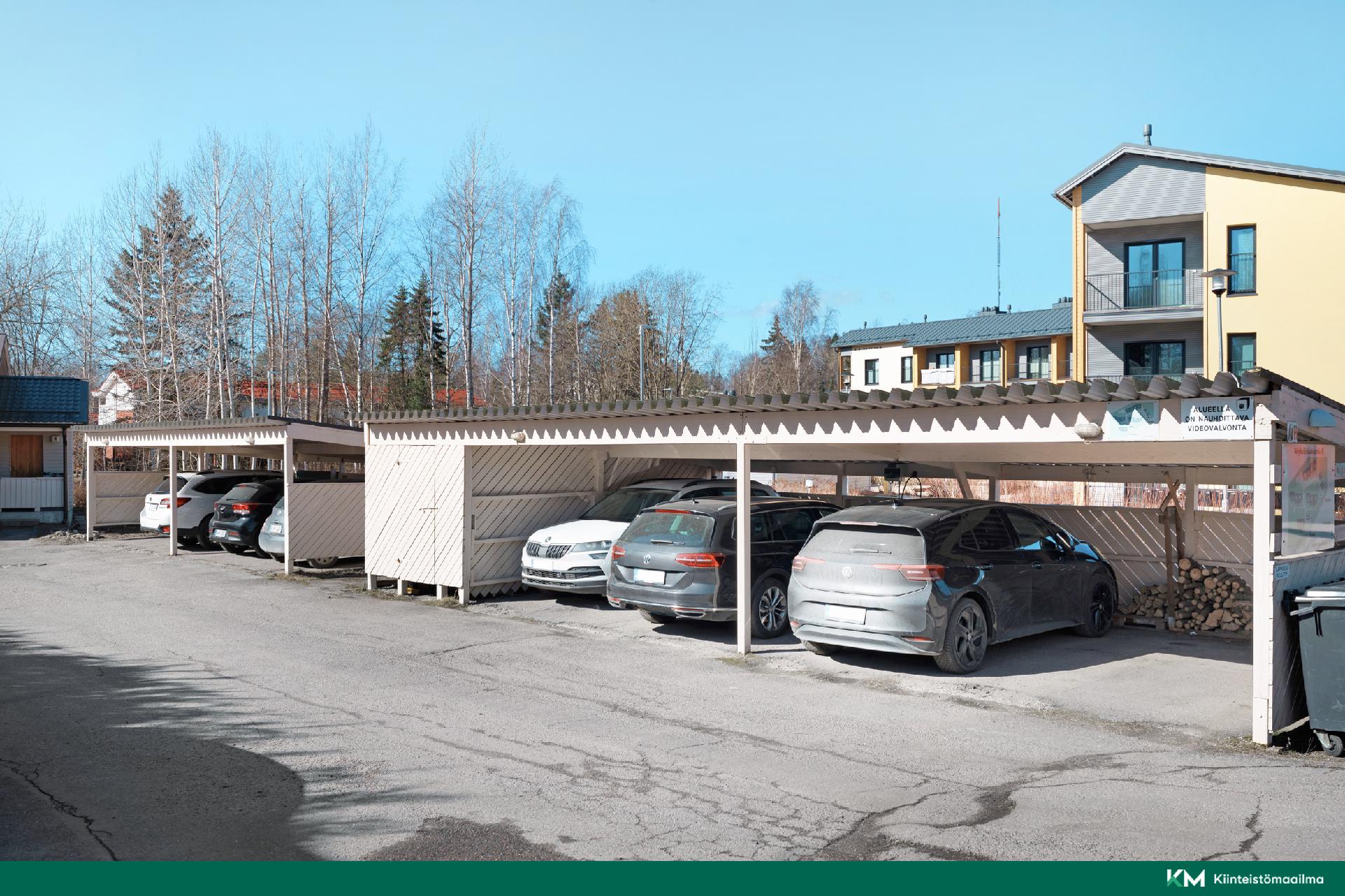 Autokatospaikka, jossa sähköauton lataus