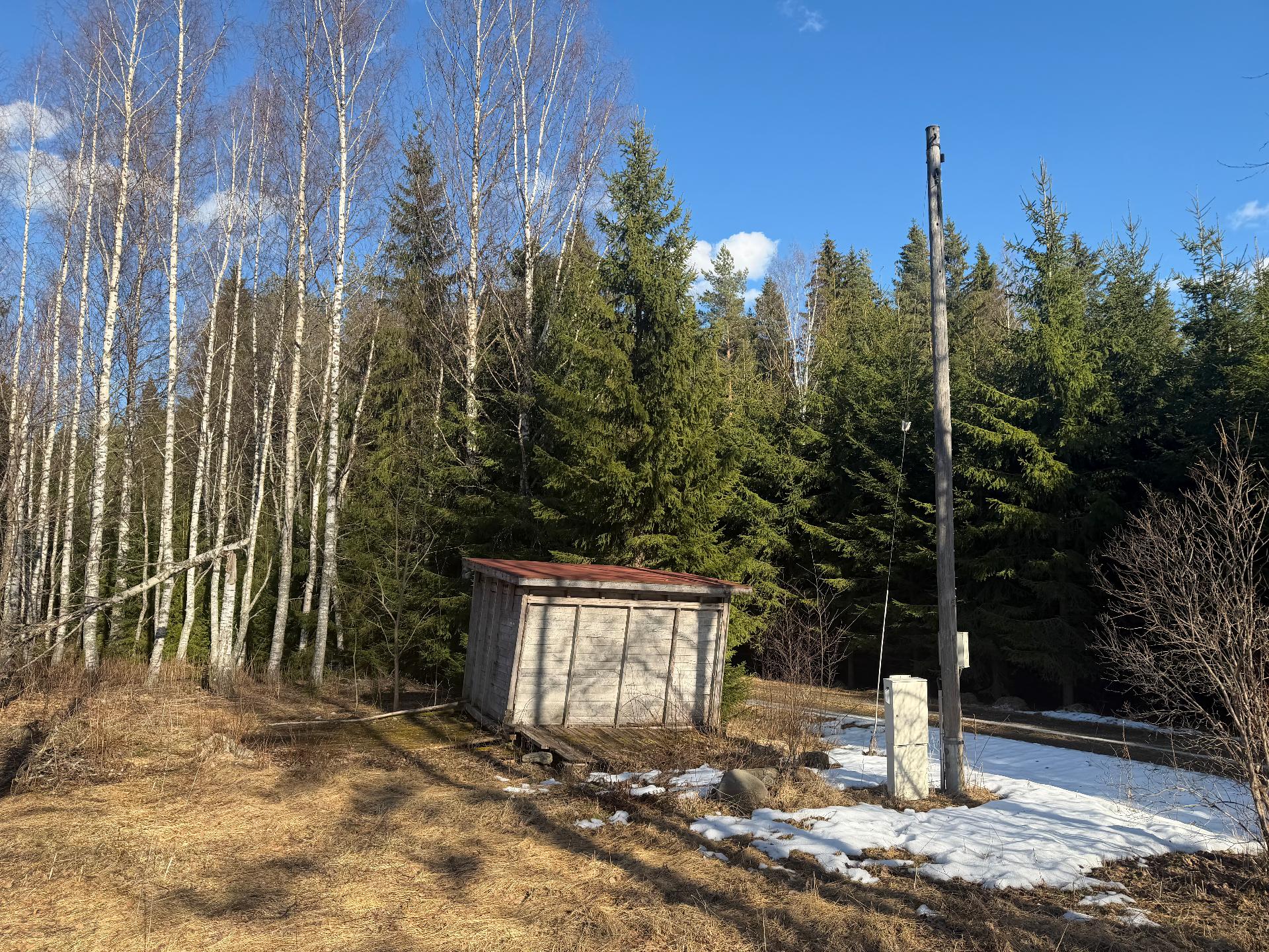 toinen puuliiteri, täynnä halkoja