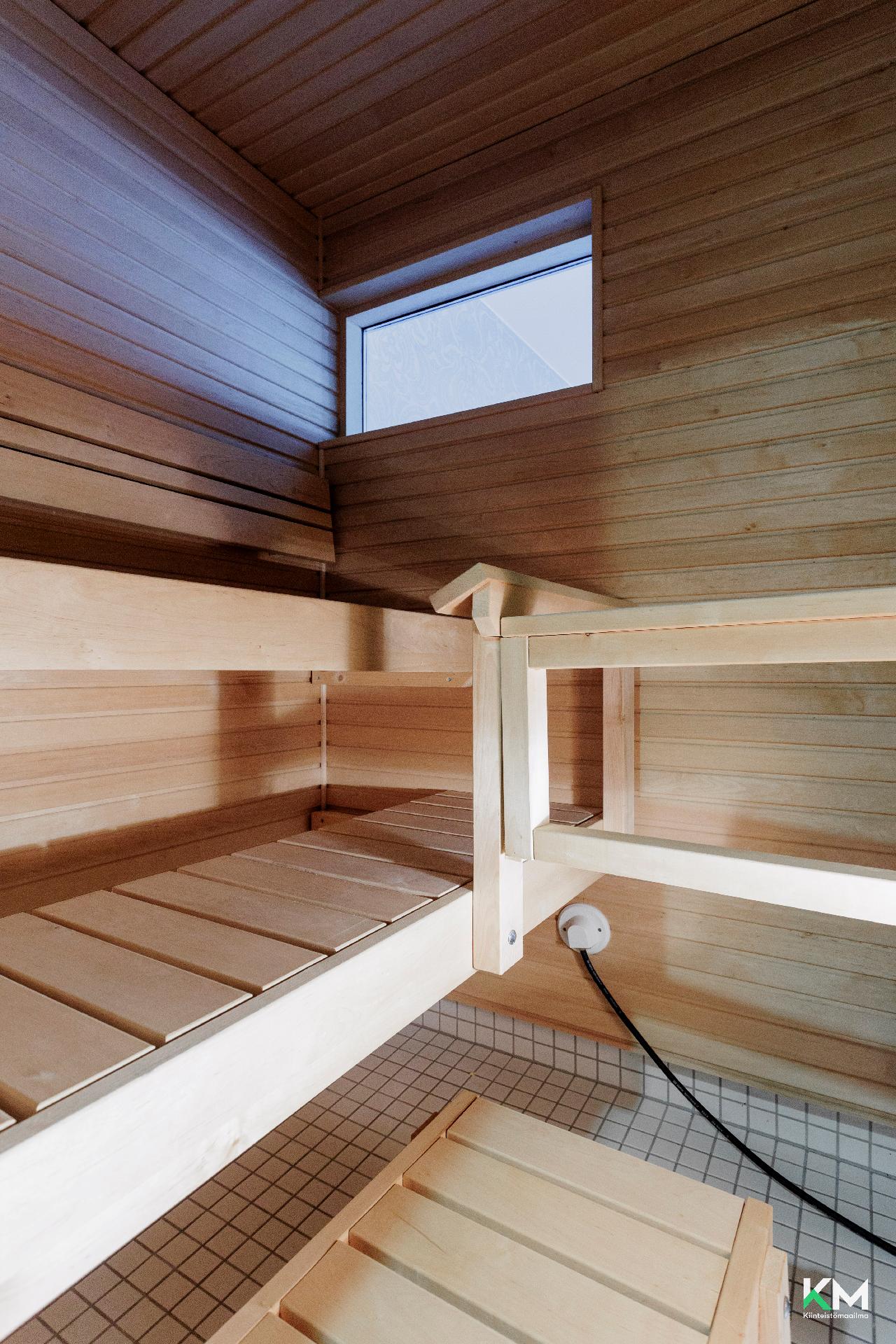 Oma ikkunallinen sauna