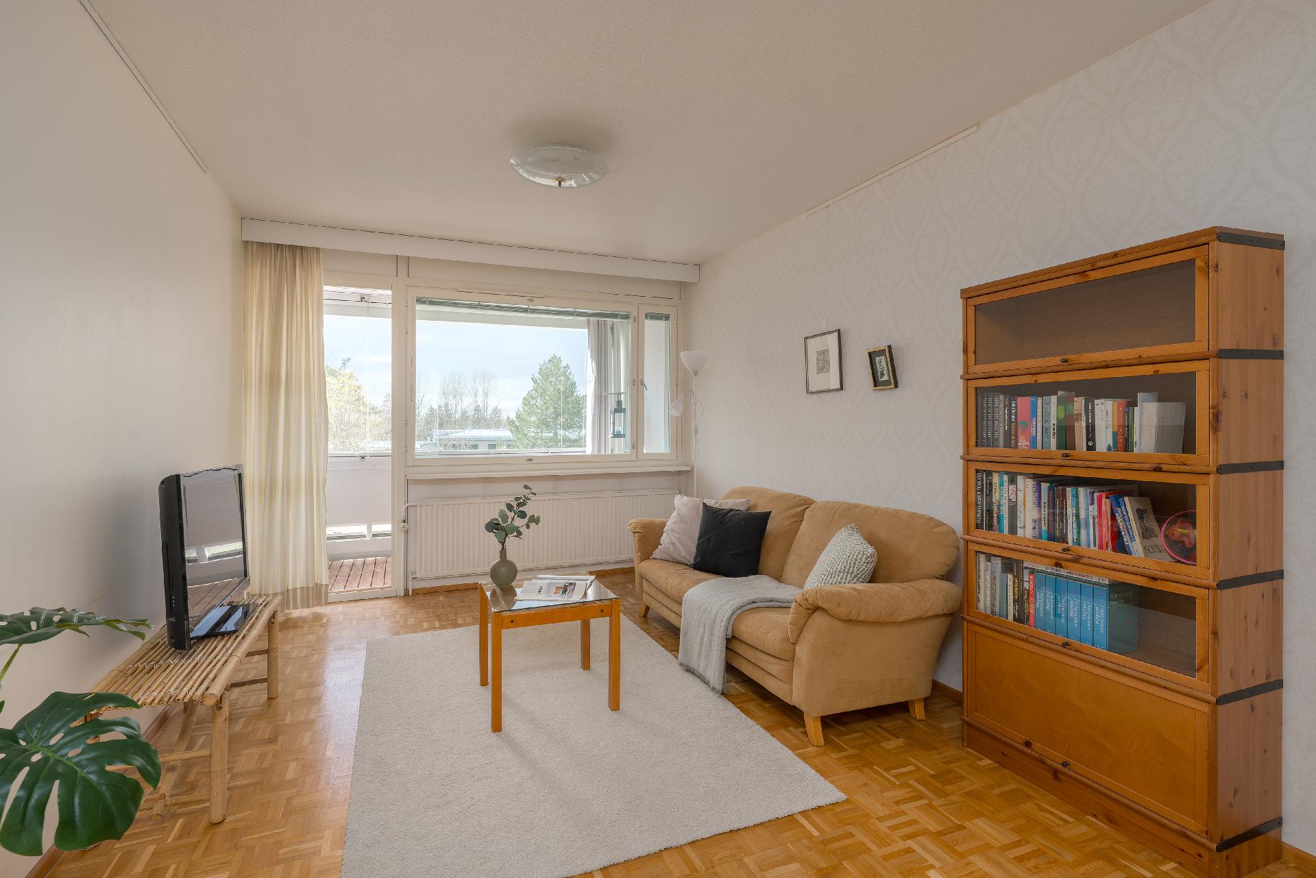 Tilava ja valoisa olohuone, josta on käynti lasitetulle parvekkeelle