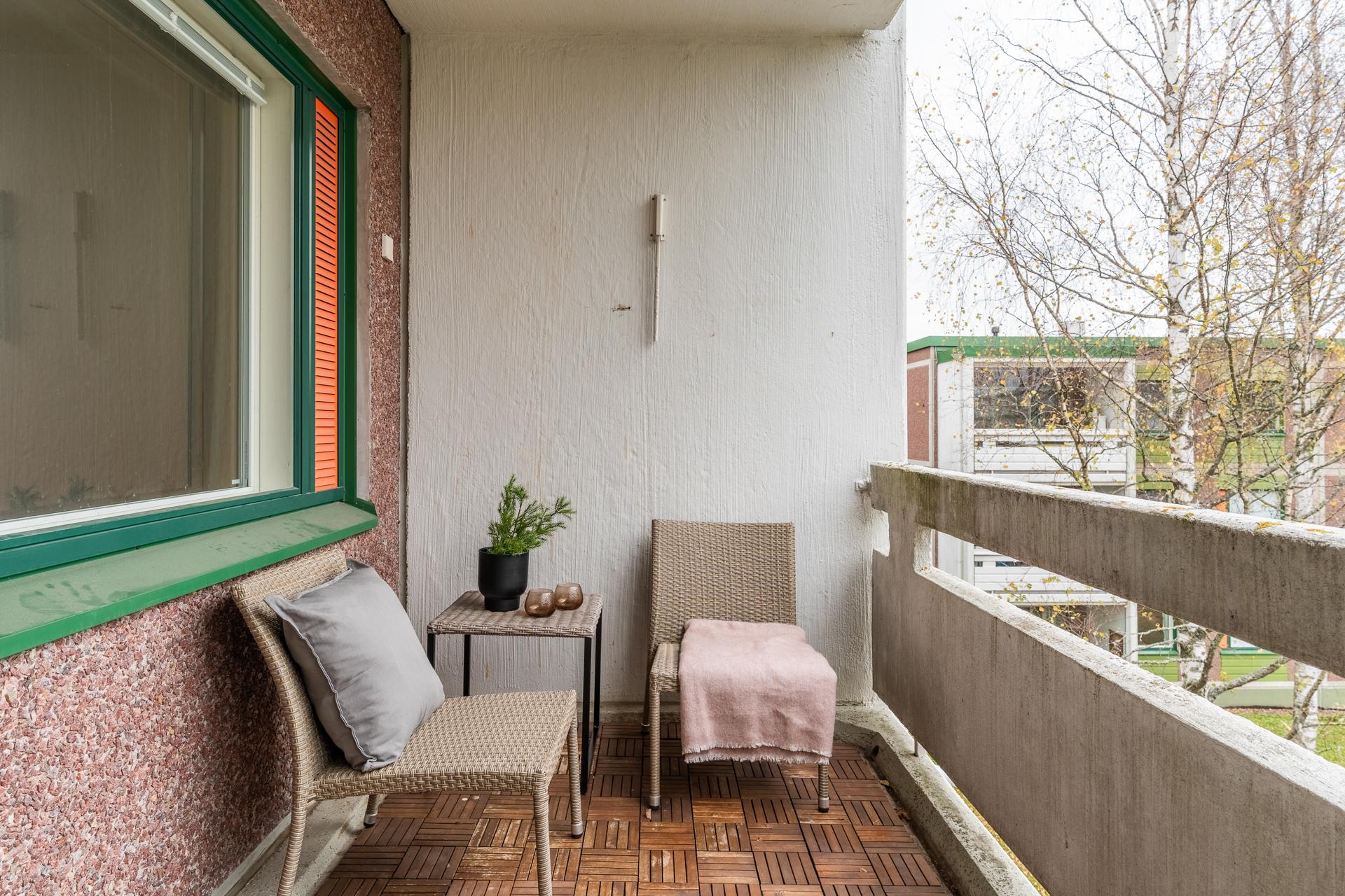 Parvekkeelle mahtuu hyvin kalusteita