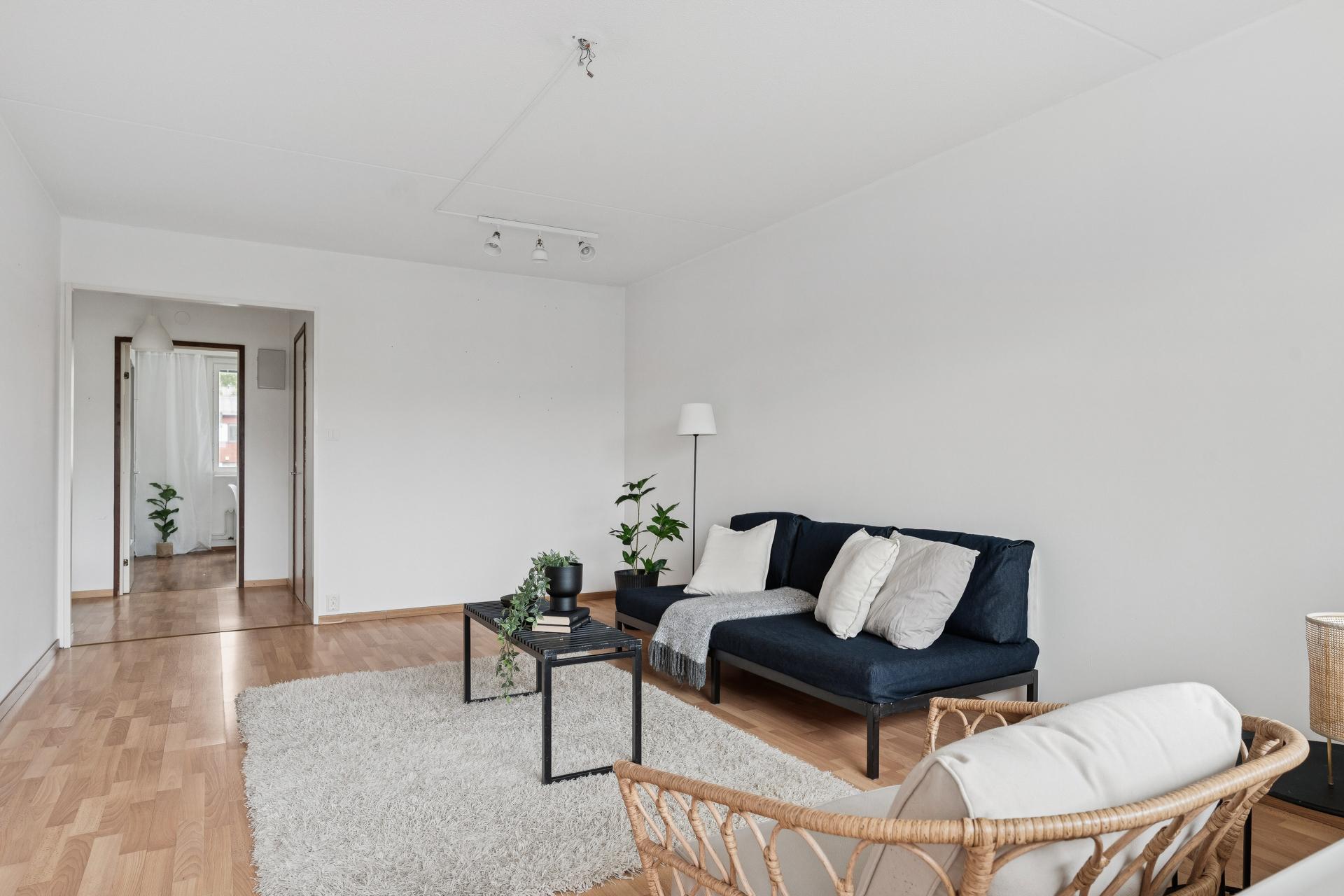 Tilavan olohuoneen voit kalustaa monin tavoin