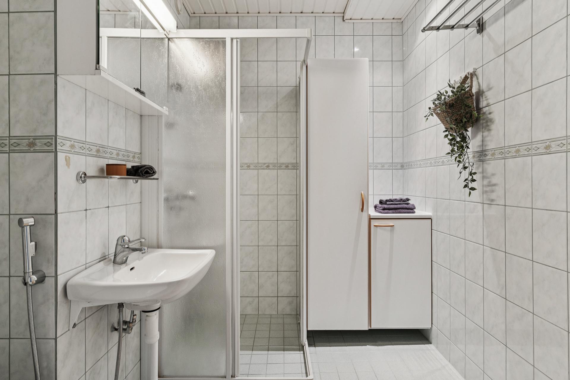 Suihkukaappi helpottaa pitämään kylpyhuoneen siistinä