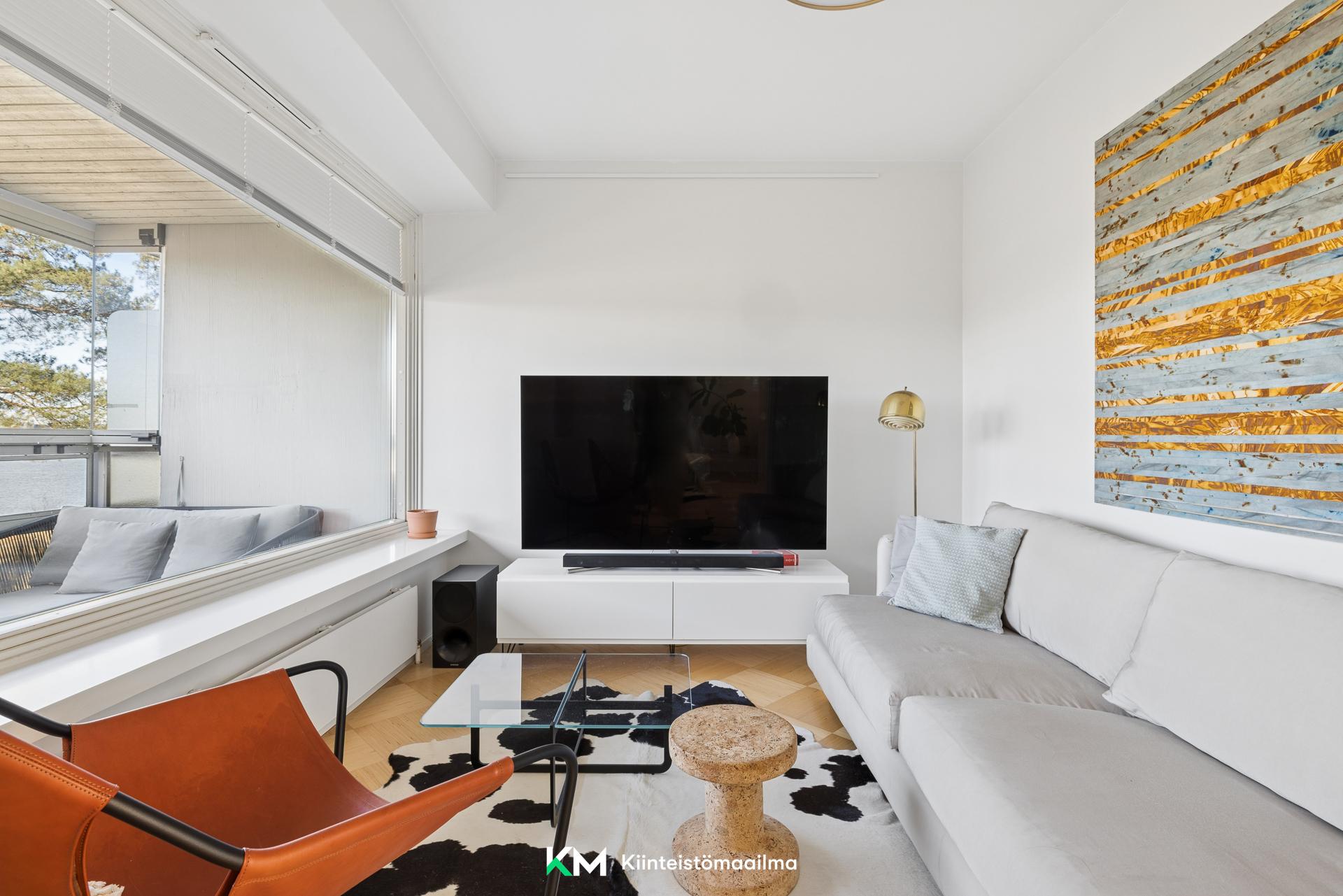 TV-huone, joka tarvittaessa käy myös makuuhuoneena