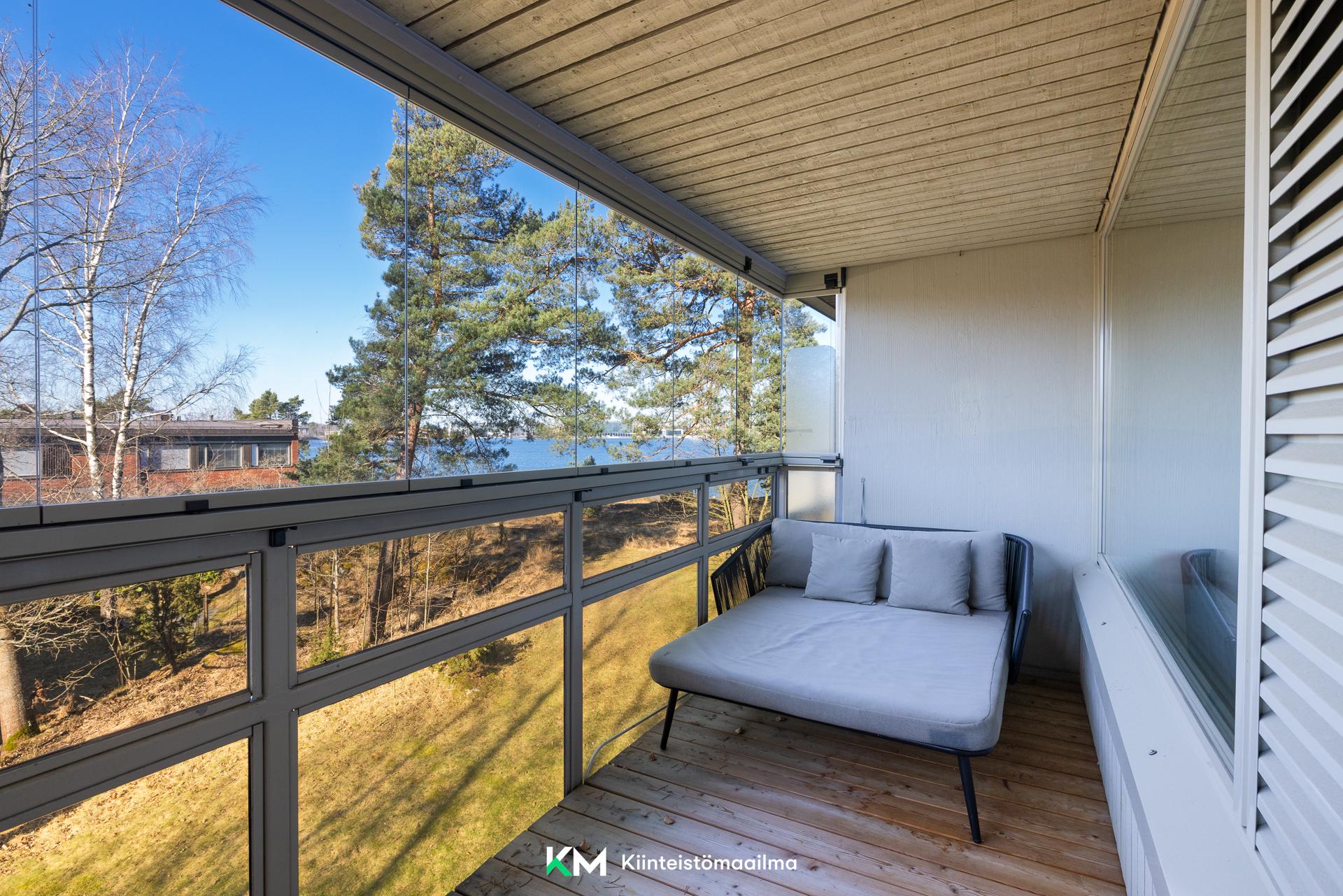 Huoneiston levyinen lasitettu parveke