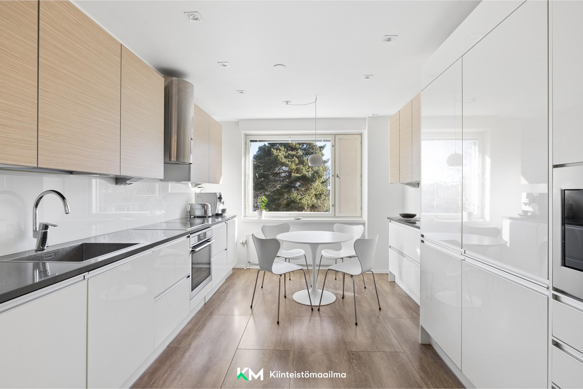 Iso keittiö runsaine säilytystiloineen