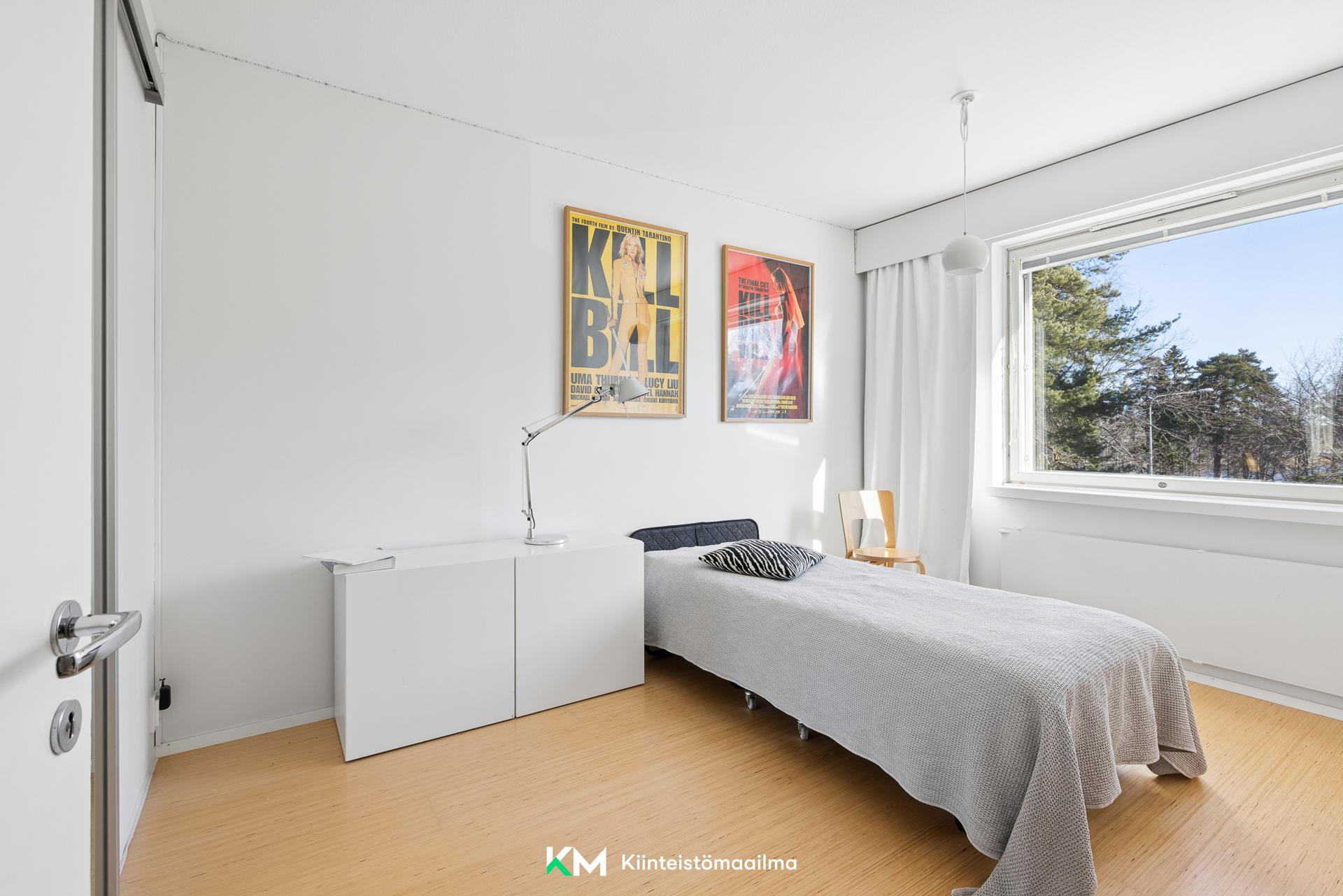 2. makuuhuone, jonka jatkeena vaatehuone