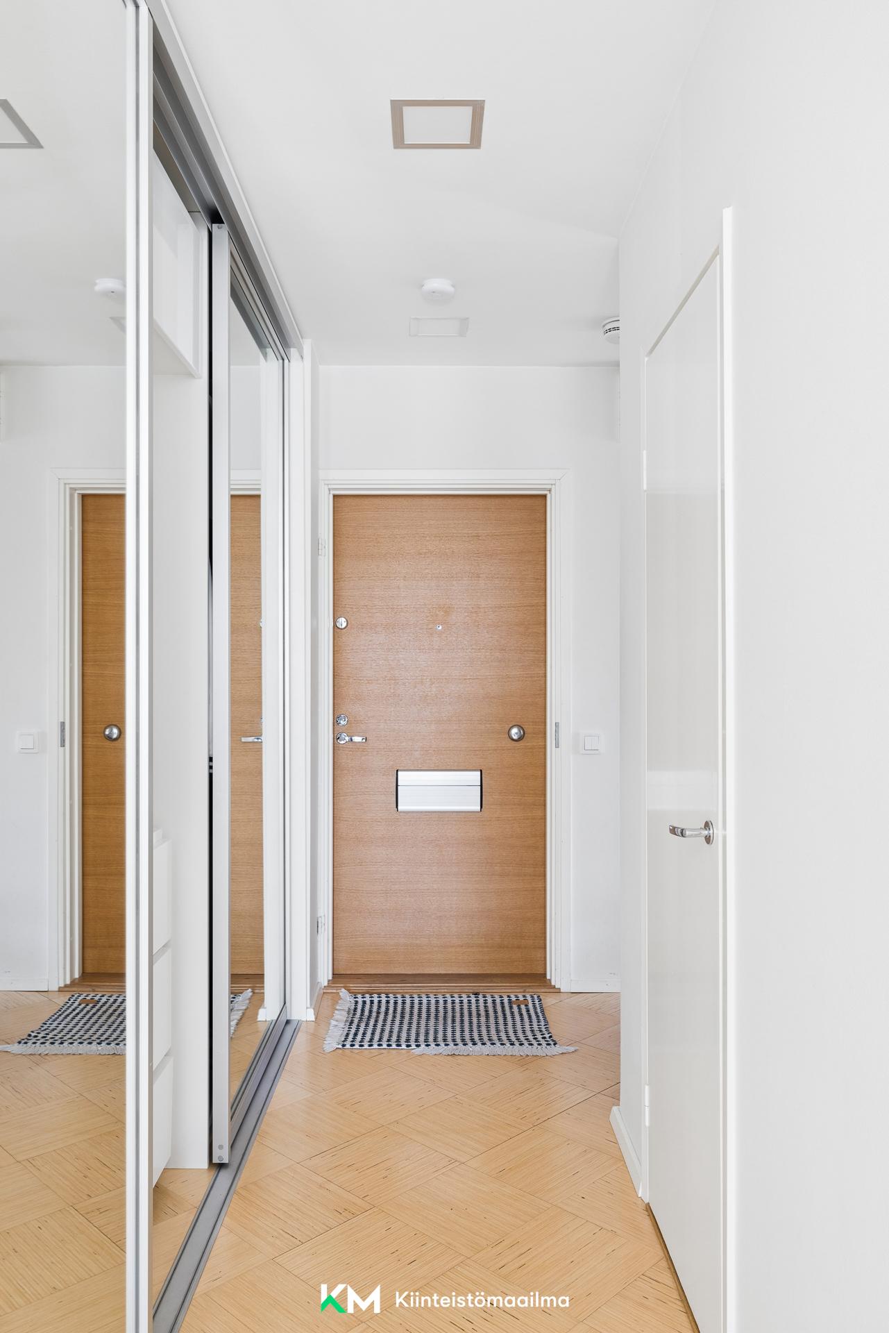 Eteisessä runsaasti kaappitilaa