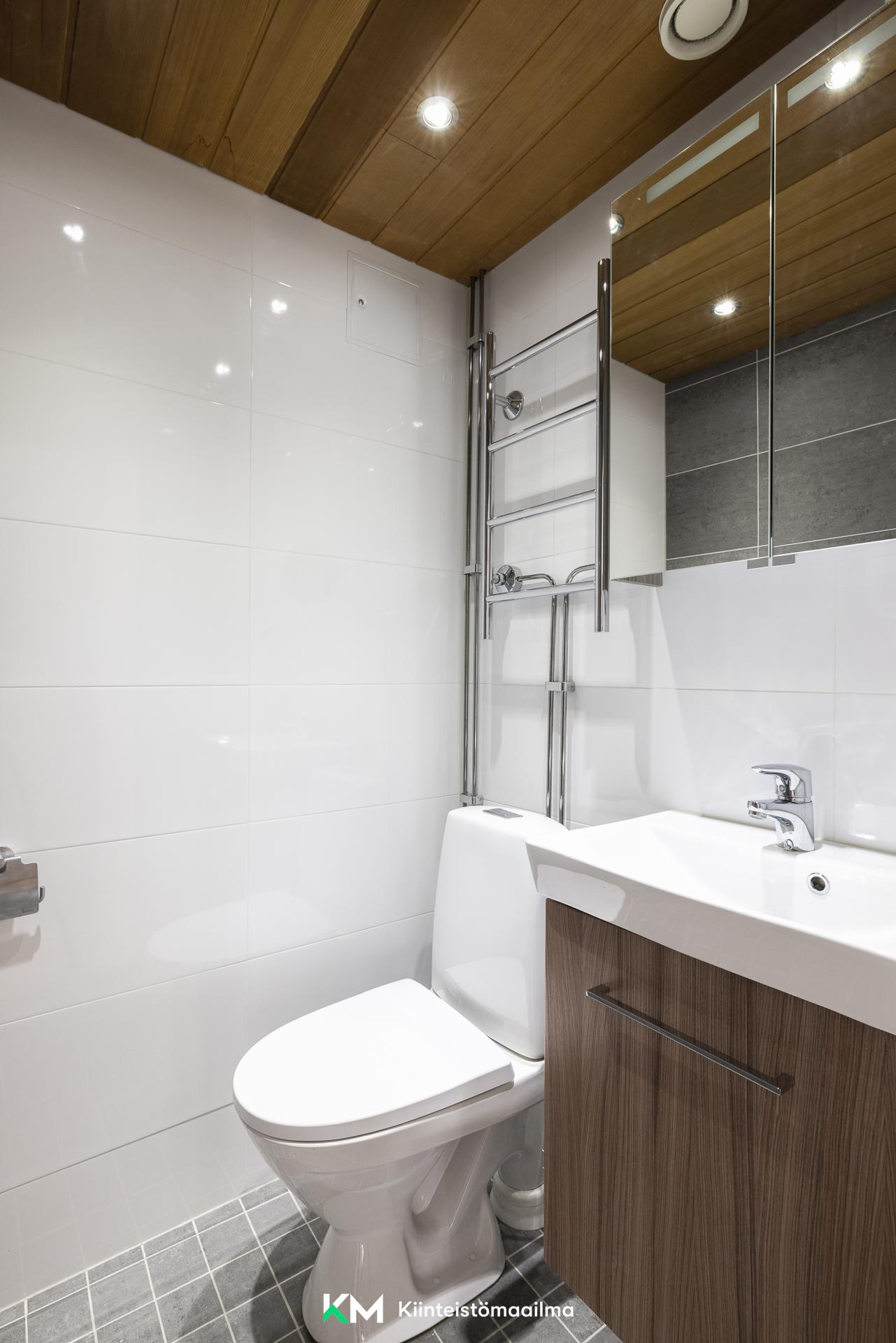 Erillinen wc eteisen yhteydessä