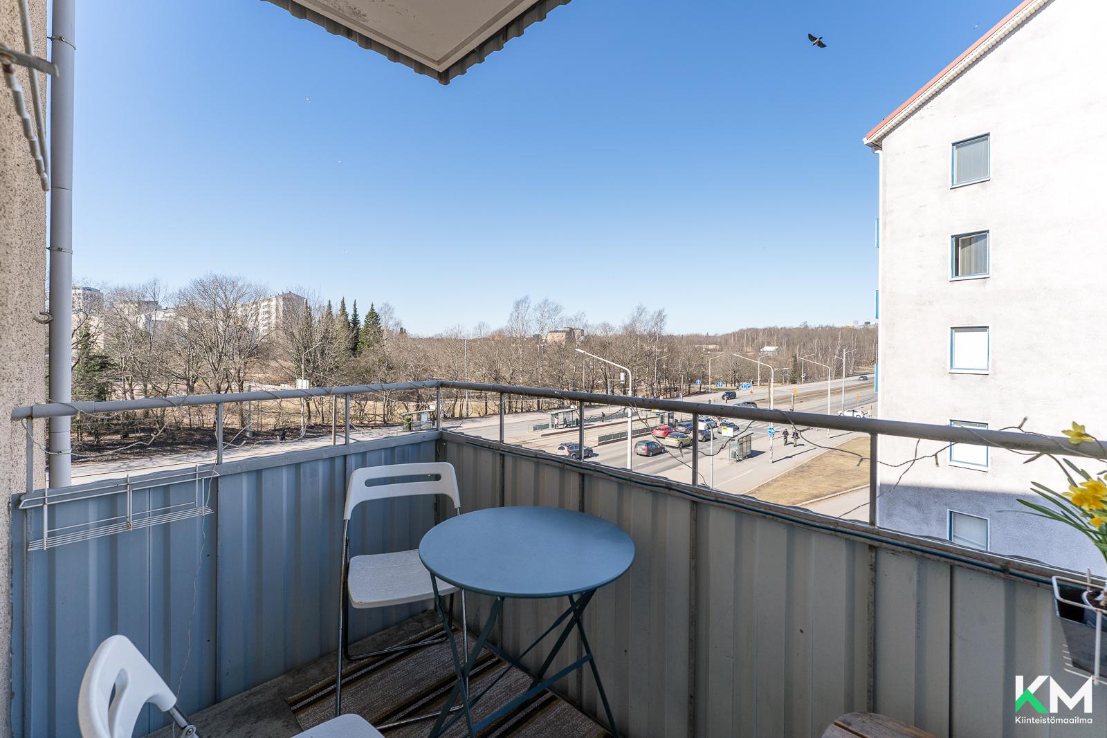 Parvekenäkymää Vallilan siirtolapuutarhaan