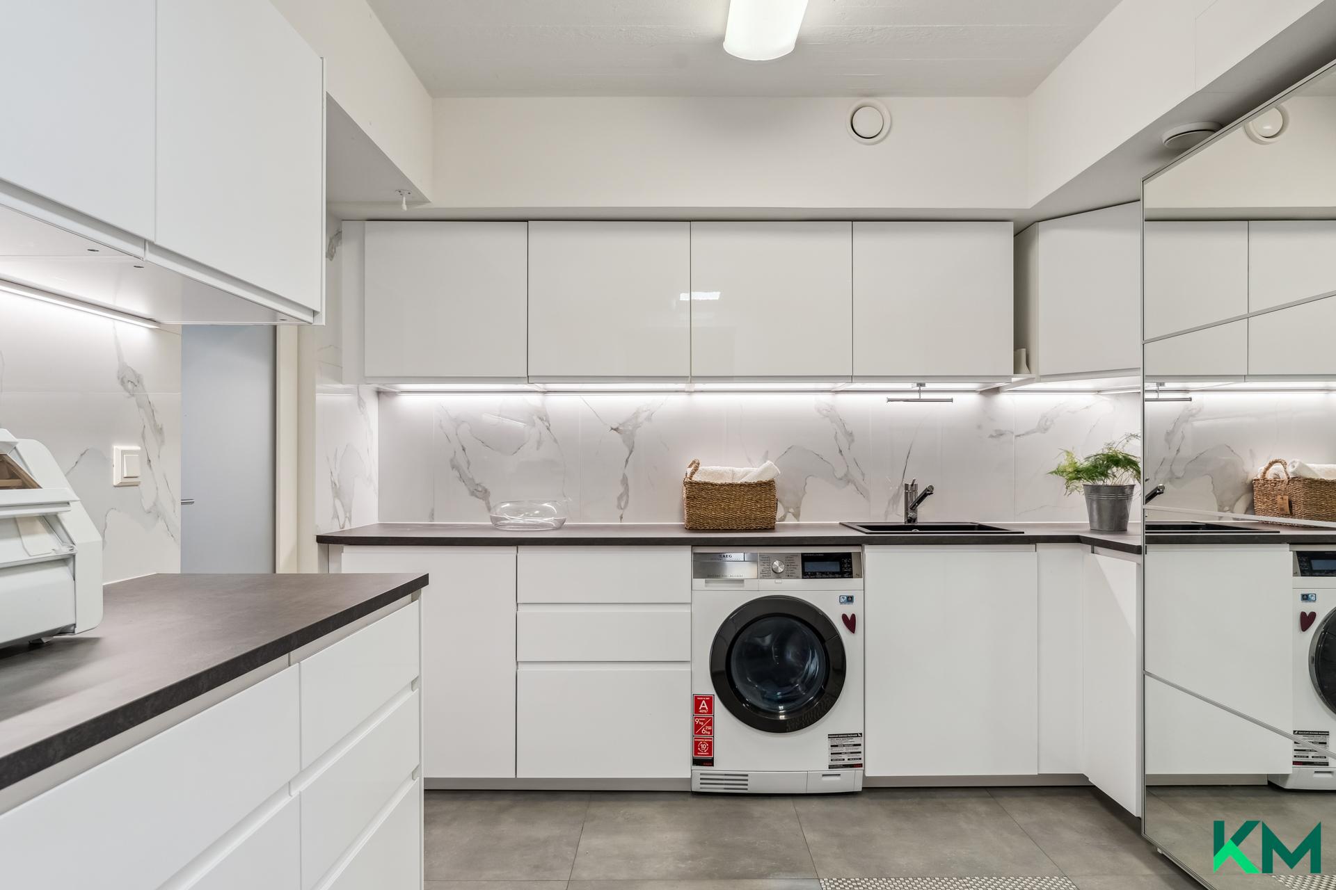 sekä tilava kodinhoitohuone