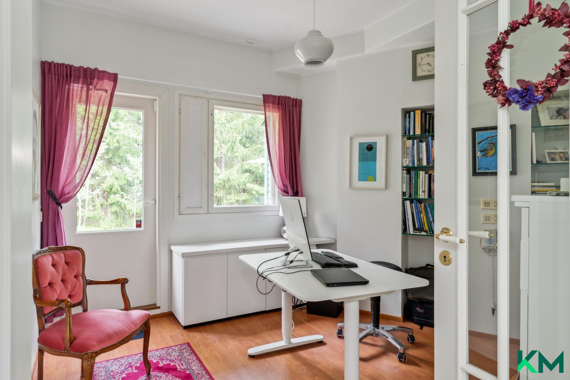 Sisääntulokerroksen huoneesta on käynti pihalle